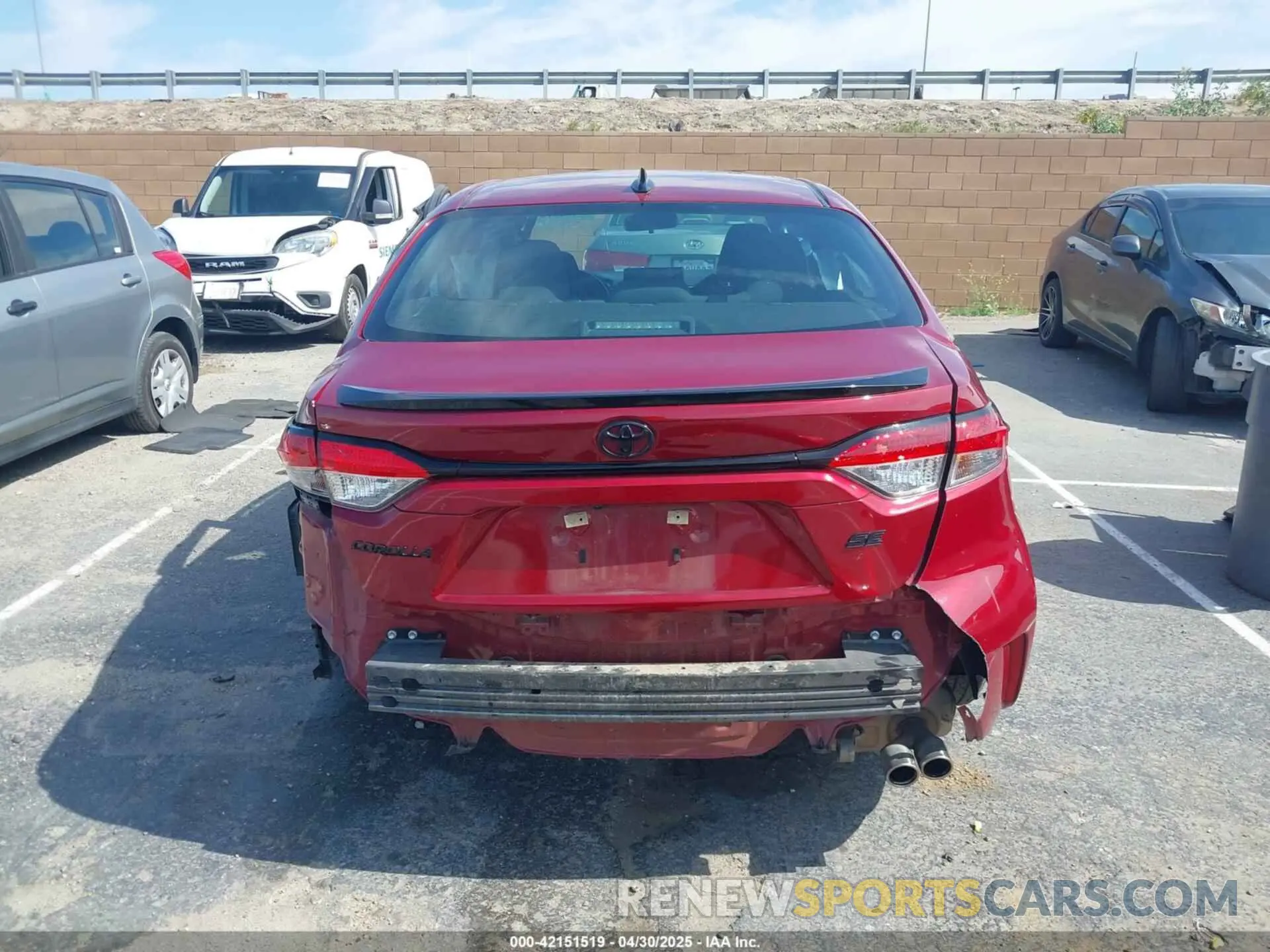 17 Photograph of a damaged car 5YFS4MCE9NP116015 TOYOTA COROLLA 2022
