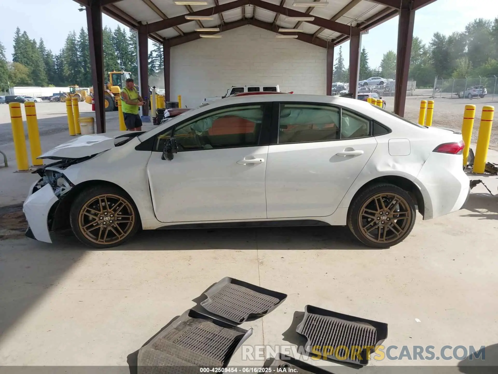 15 Фотография поврежденного автомобиля JTDBCMFE1R3049990 TOYOTA COROLLA 2024