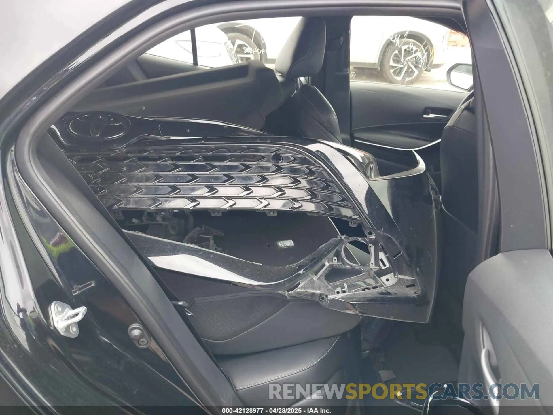 8 Фотография поврежденного автомобиля JTNC4MBE4R3229869 TOYOTA COROLLA 2024