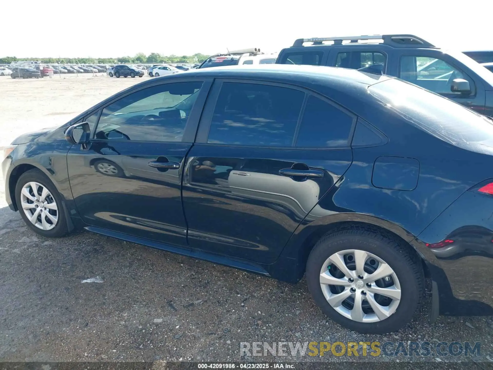 14 Photograph of a damaged car 5YFB4MDE0SP275922 TOYOTA COROLLA 2025