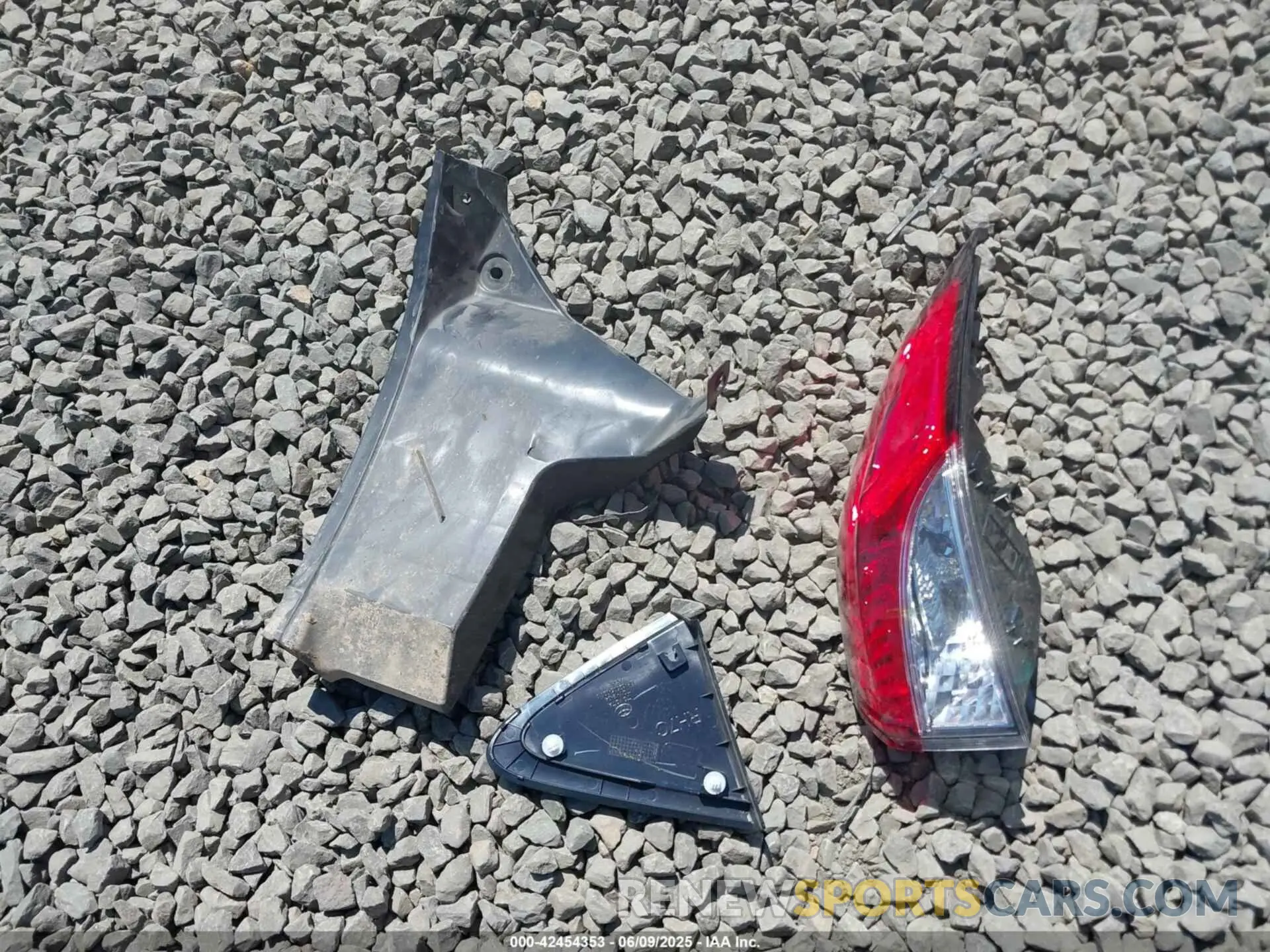12 Photograph of a damaged car 5YFB4MDE4SP295039 TOYOTA COROLLA 2025