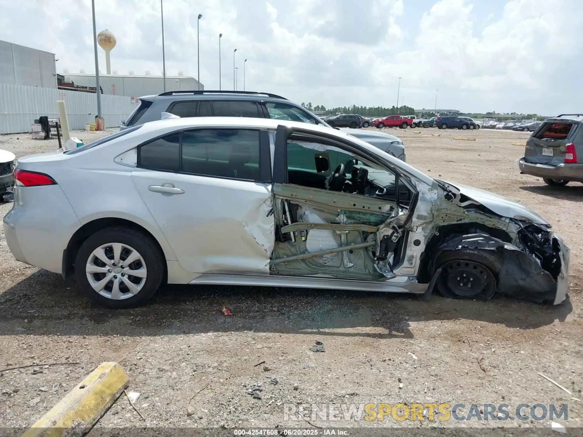 14 Photograph of a damaged car 5YFB4MDE9SP243180 TOYOTA COROLLA 2025
