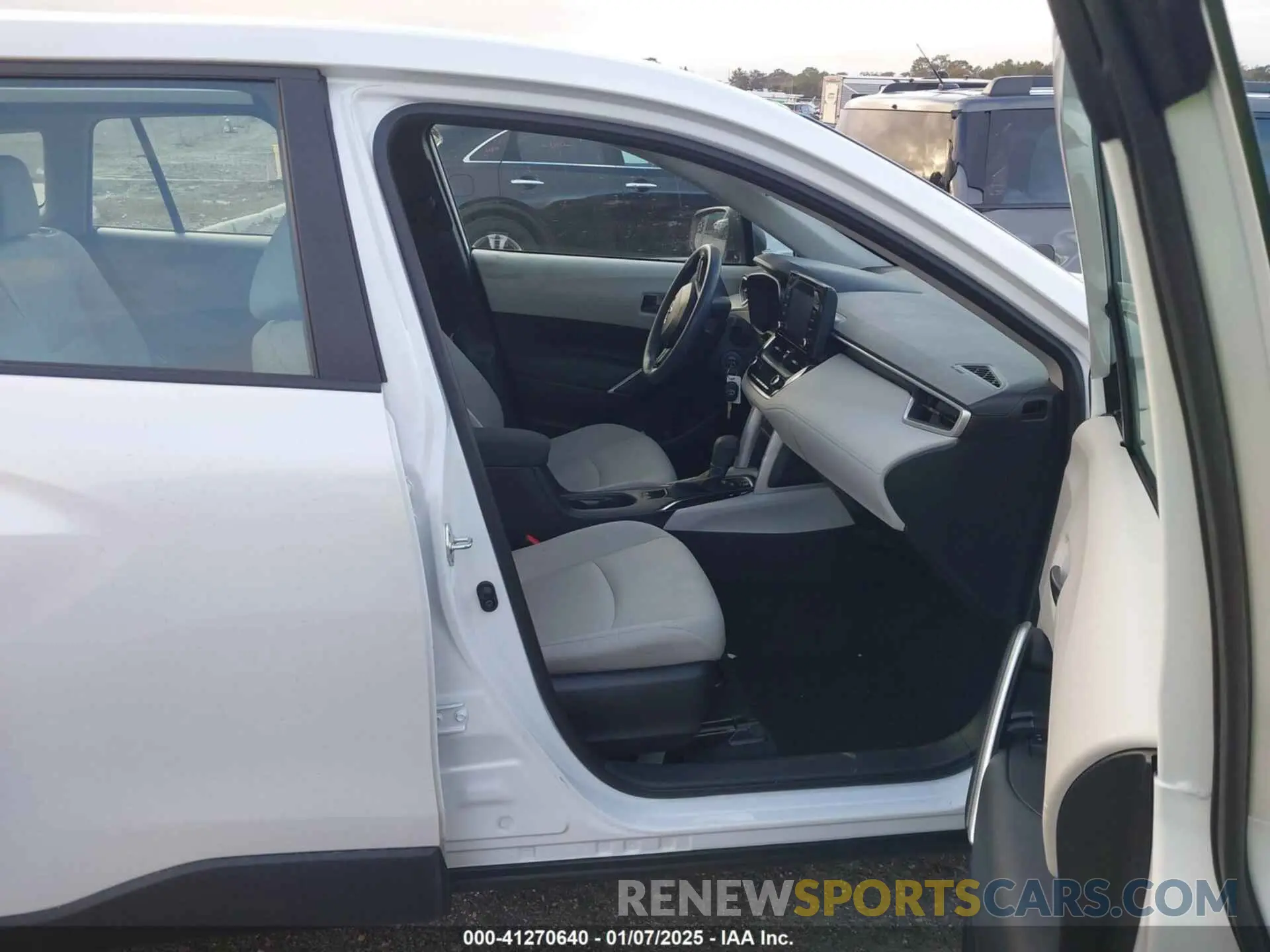 5 Photograph of a damaged car 7MUAAAAG6NV031525 TOYOTA COROLLA CROSS 2022