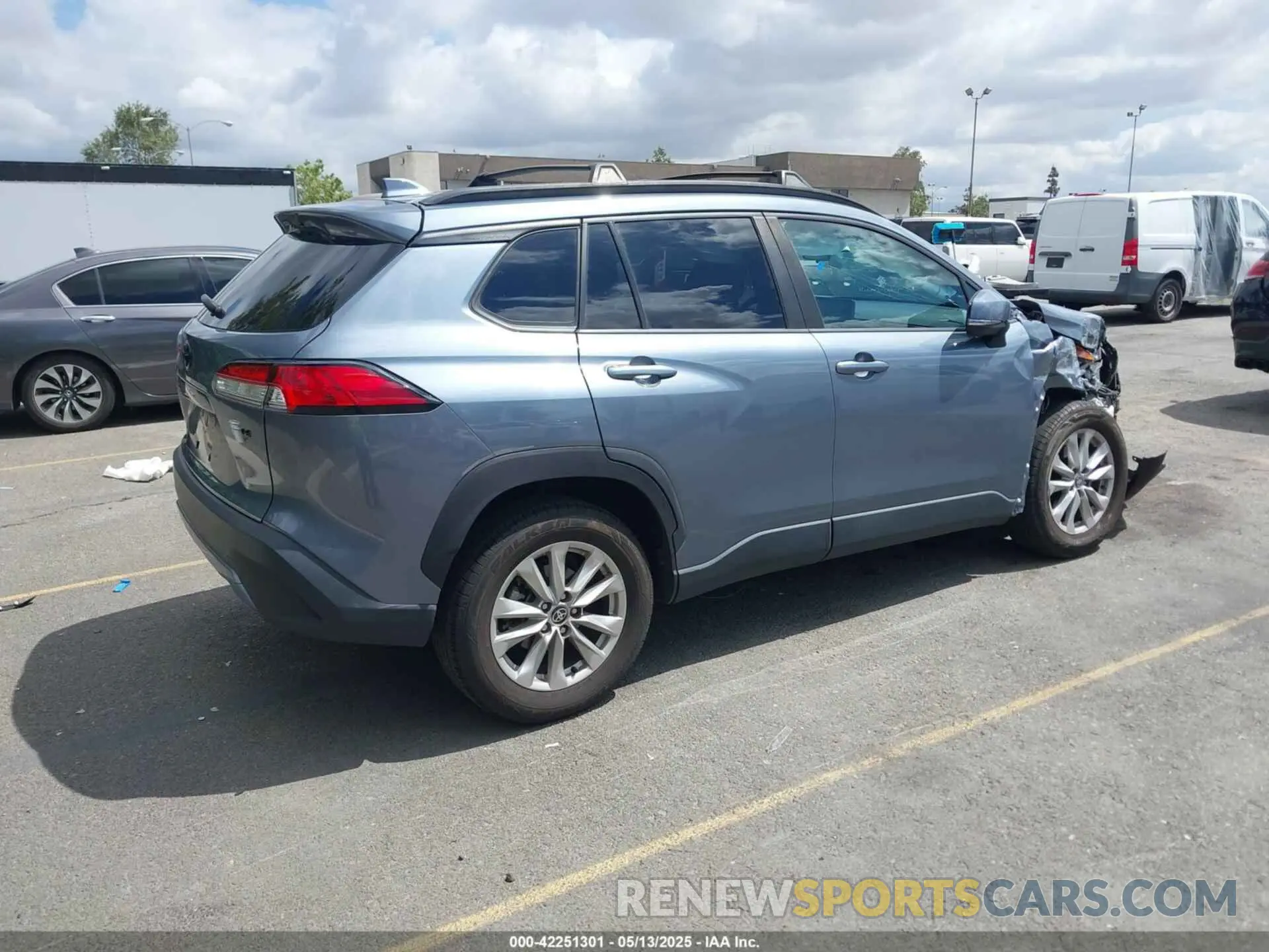 4 Photograph of a damaged car 7MUBAAAG1NV004852 TOYOTA COROLLA CROSS 2022