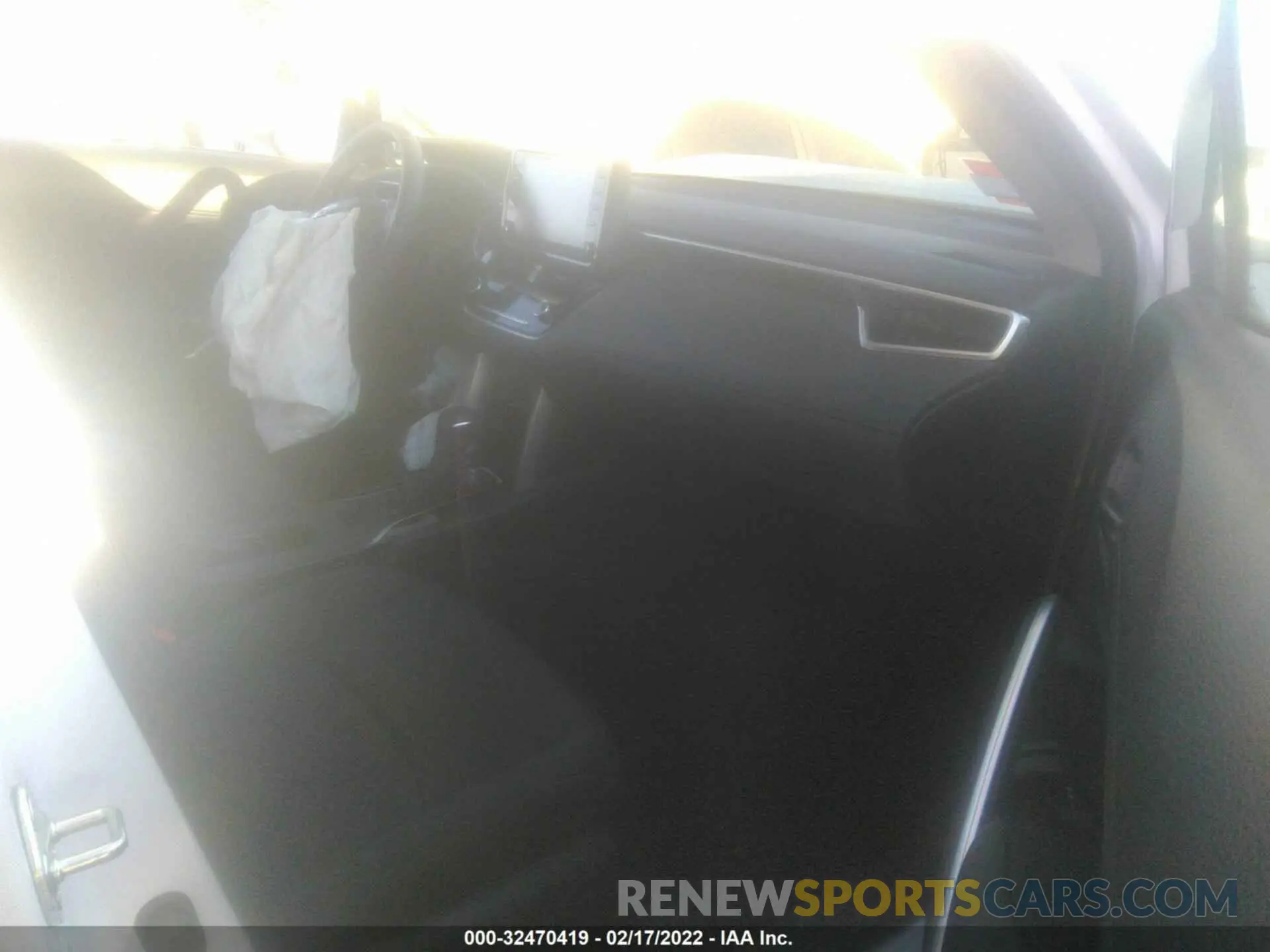 5 Photograph of a damaged car 7MUBAAAG7NV001017 TOYOTA COROLLA CROSS 2022
