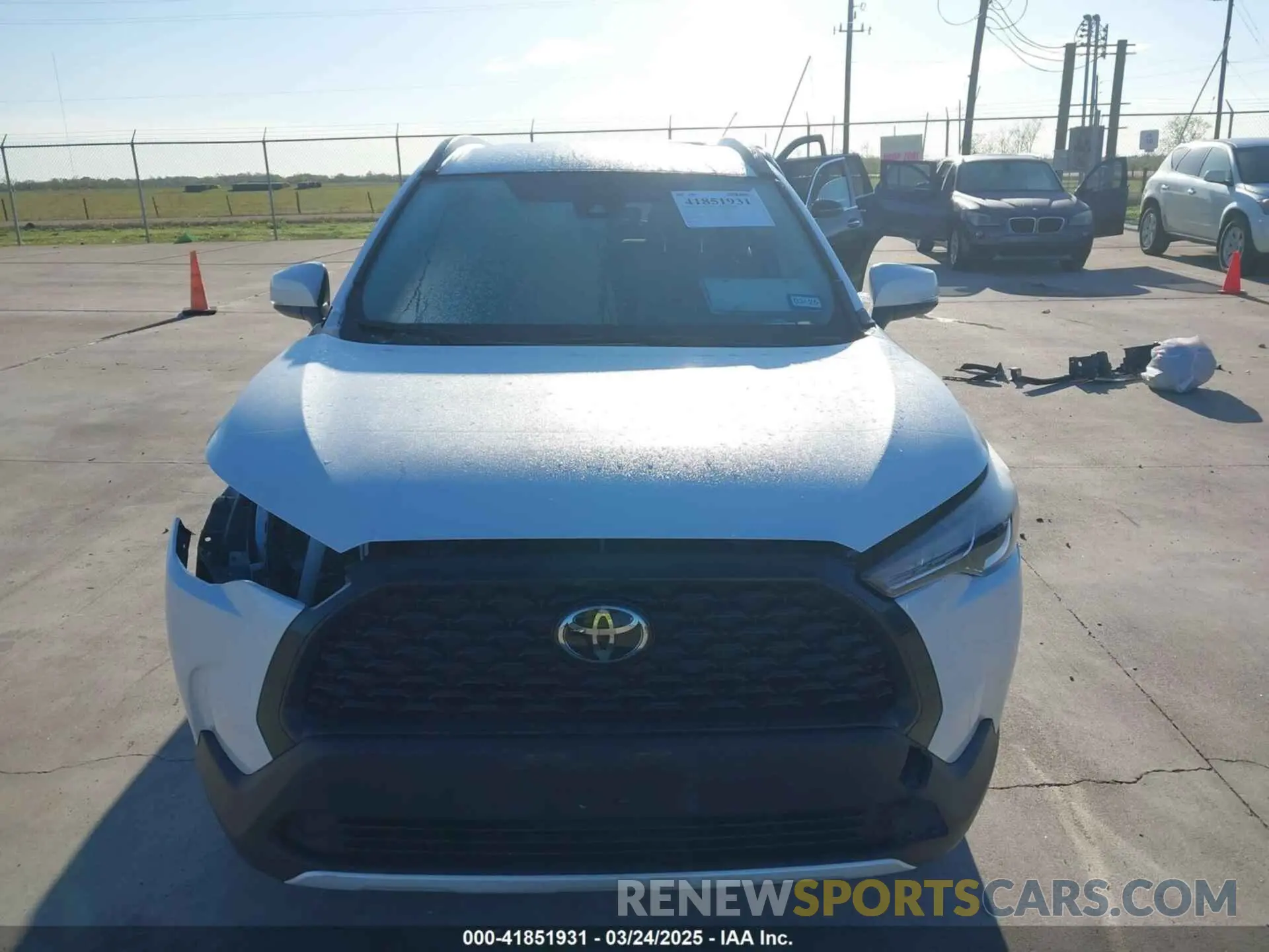 12 Photograph of a damaged car 7MUCAAAG1NV011563 TOYOTA COROLLA CROSS 2022
