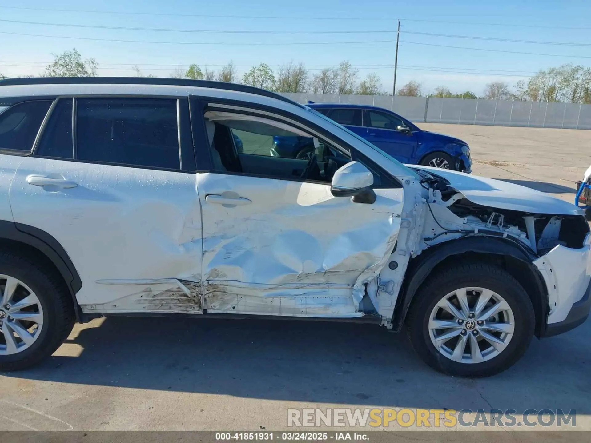 6 Photograph of a damaged car 7MUCAAAG1NV011563 TOYOTA COROLLA CROSS 2022