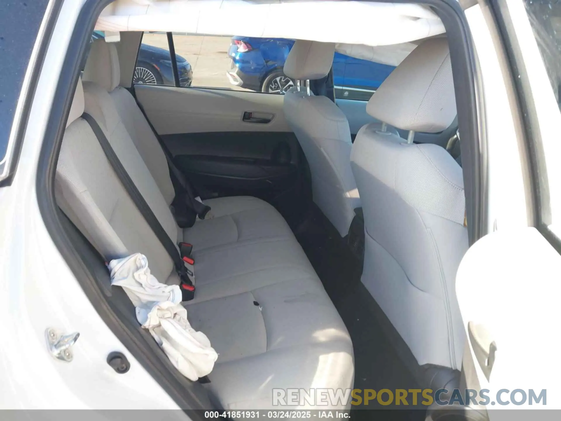 8 Photograph of a damaged car 7MUCAAAG1NV011563 TOYOTA COROLLA CROSS 2022