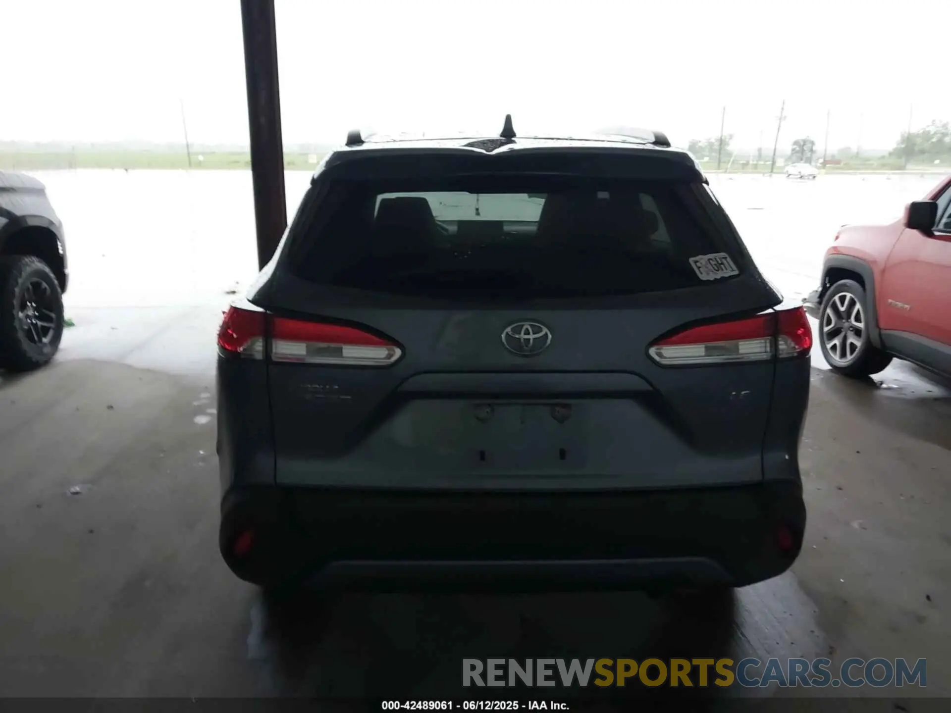 16 Photograph of a damaged car 7MUCAAAG5NV007337 TOYOTA COROLLA CROSS 2022