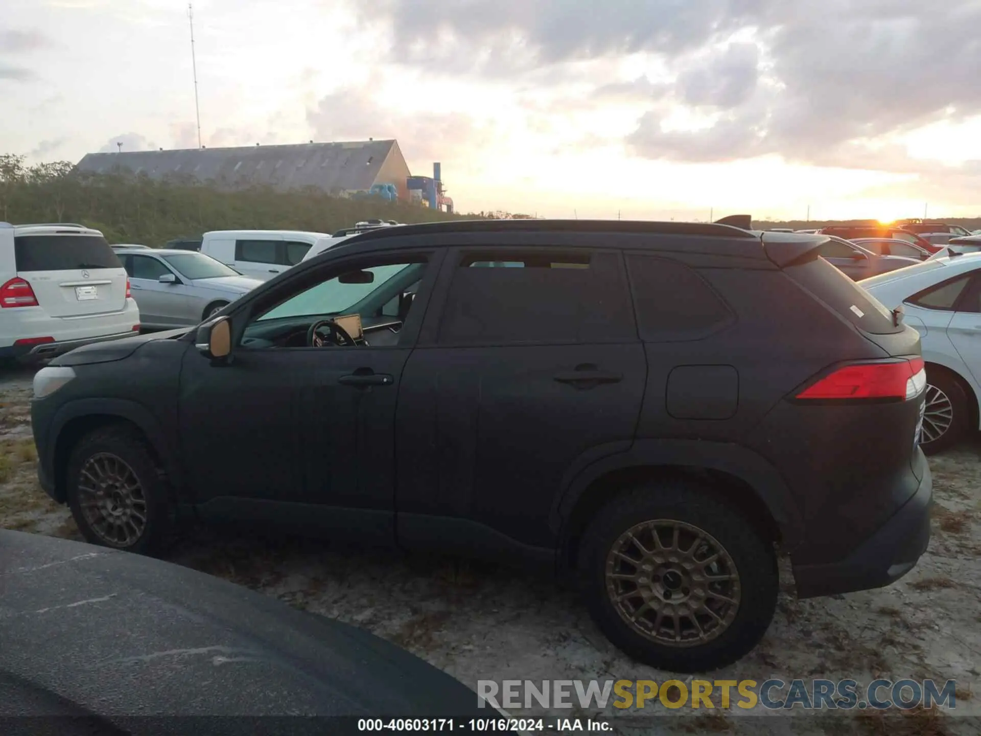 15 Photograph of a damaged car 7MUCAABG0NV035805 TOYOTA COROLLA CROSS 2022