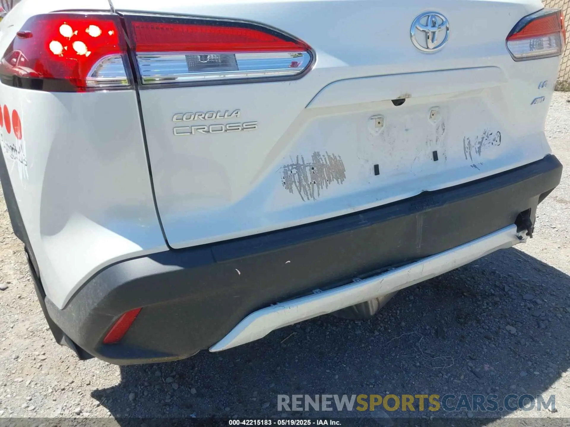 6 Photograph of a damaged car 7MUCAABG5NV036643 TOYOTA COROLLA CROSS 2022