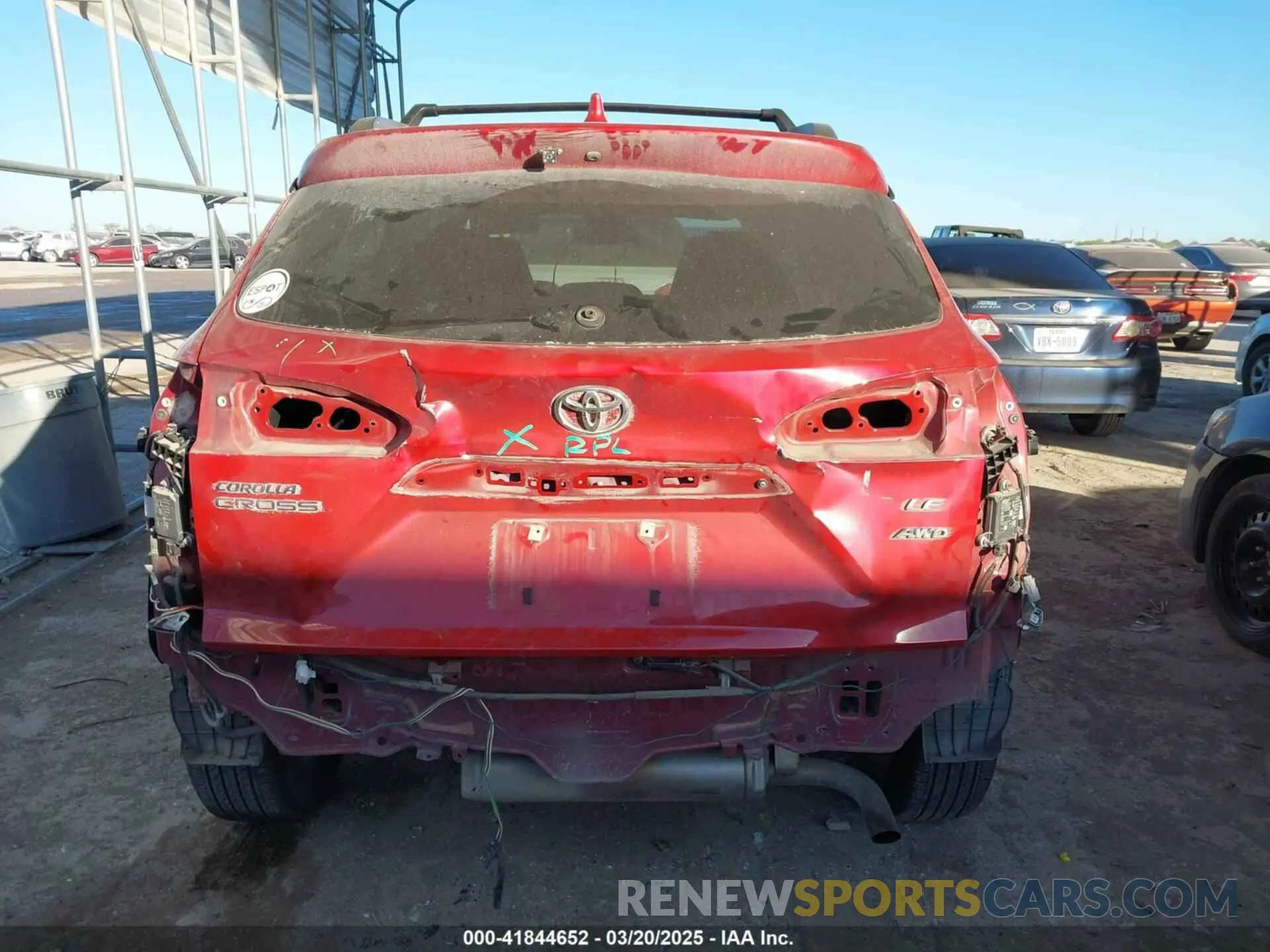 17 Photograph of a damaged car 7MUCAABG8NV038550 TOYOTA COROLLA CROSS 2022