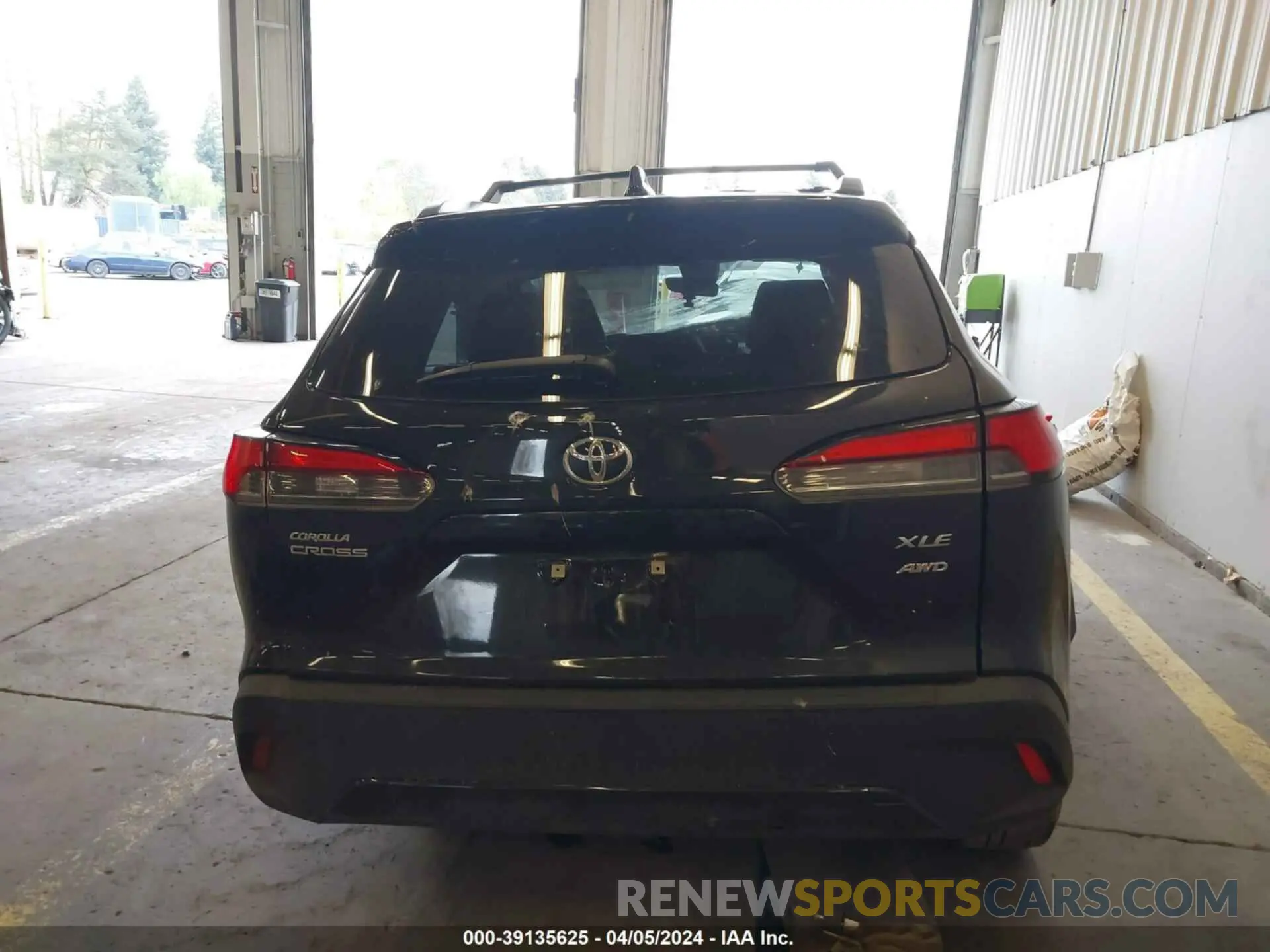 17 Photograph of a damaged car 7MUDAABGXNV027439 TOYOTA COROLLA CROSS 2022