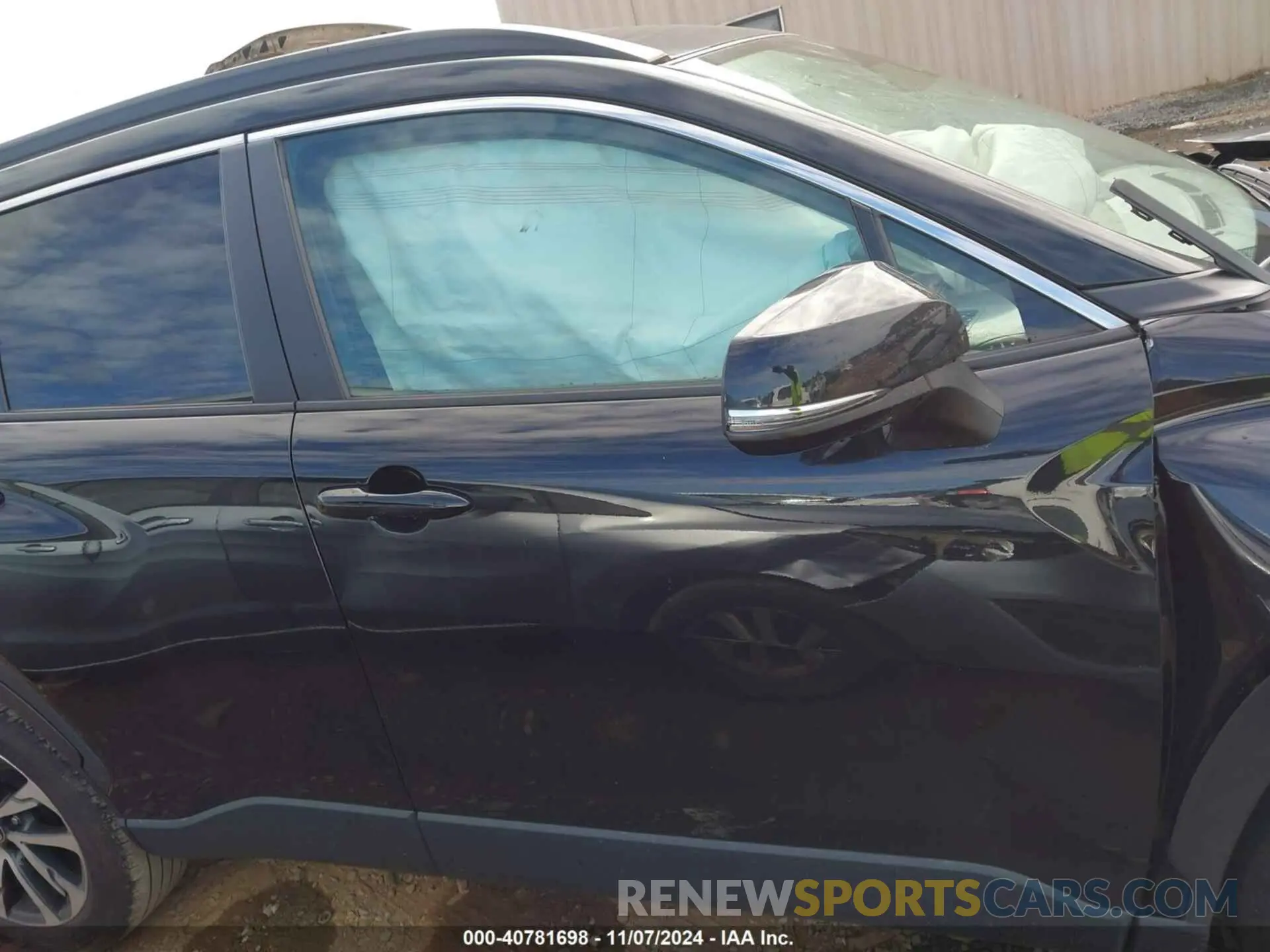 13 Photograph of a damaged car 7MUEAAAG1NV027979 TOYOTA COROLLA CROSS 2022
