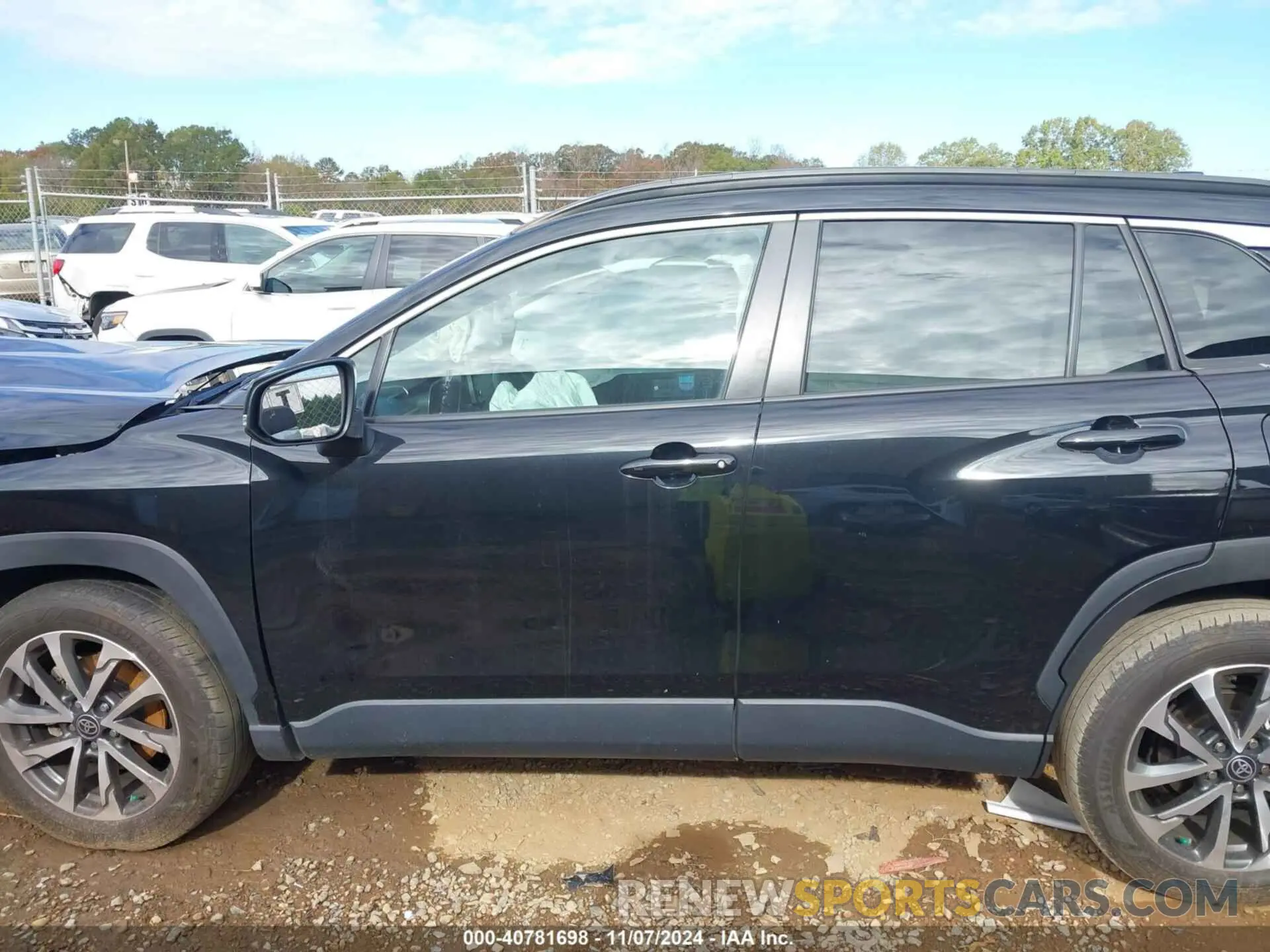 14 Photograph of a damaged car 7MUEAAAG1NV027979 TOYOTA COROLLA CROSS 2022