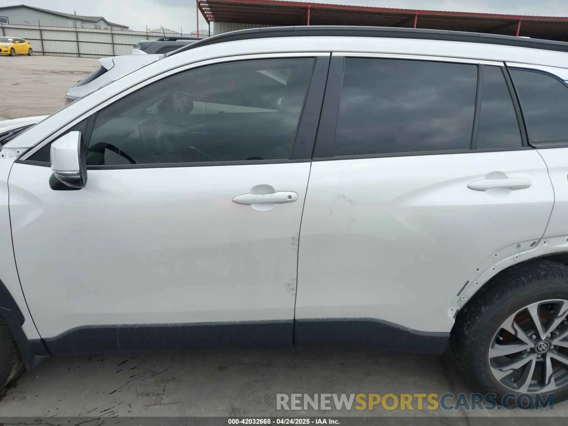 15 Photograph of a damaged car 7MUEAAAG9NV036235 TOYOTA COROLLA CROSS 2022