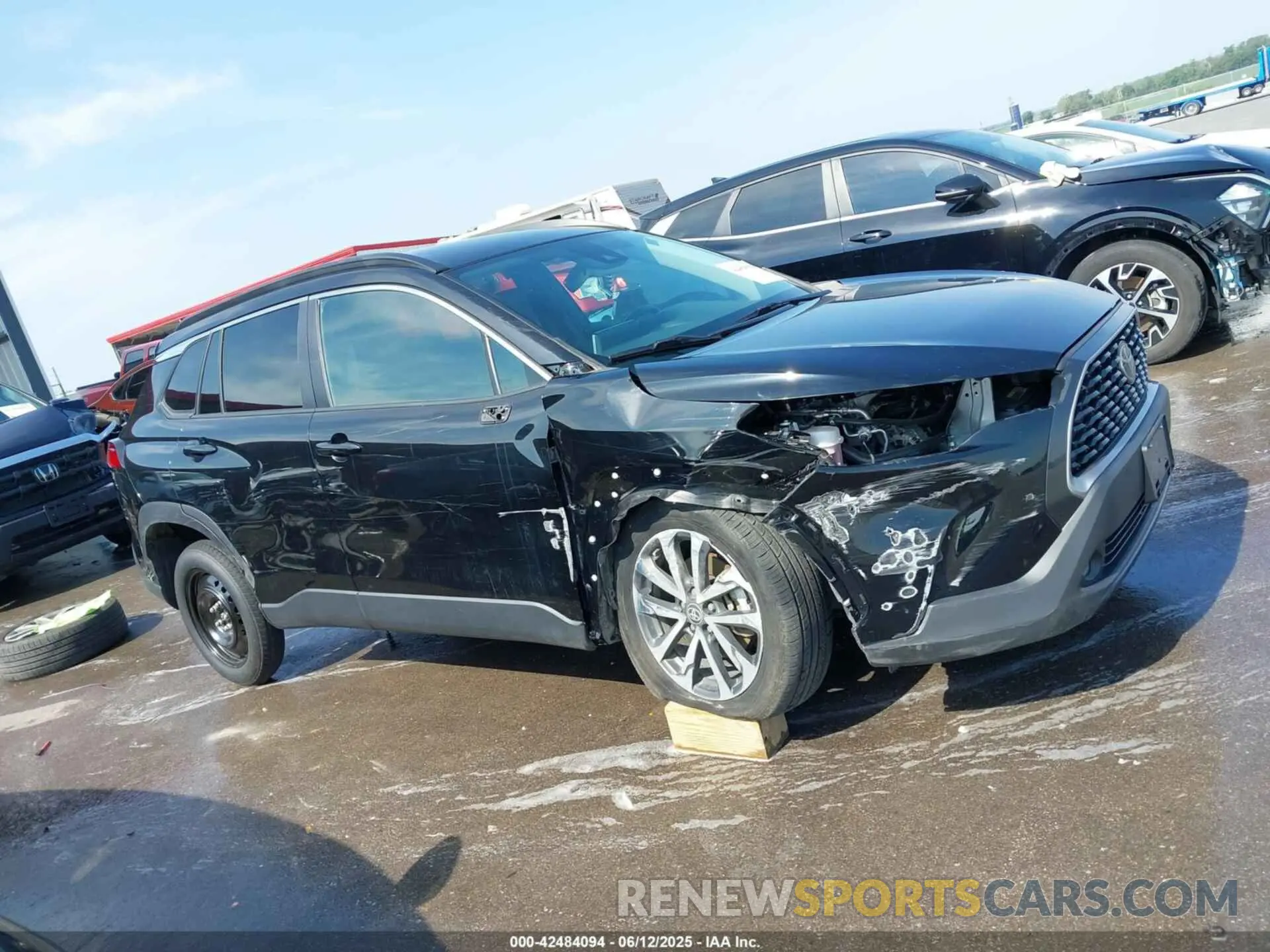 14 Photograph of a damaged car 7MUEAABG0NV043007 TOYOTA COROLLA CROSS 2022