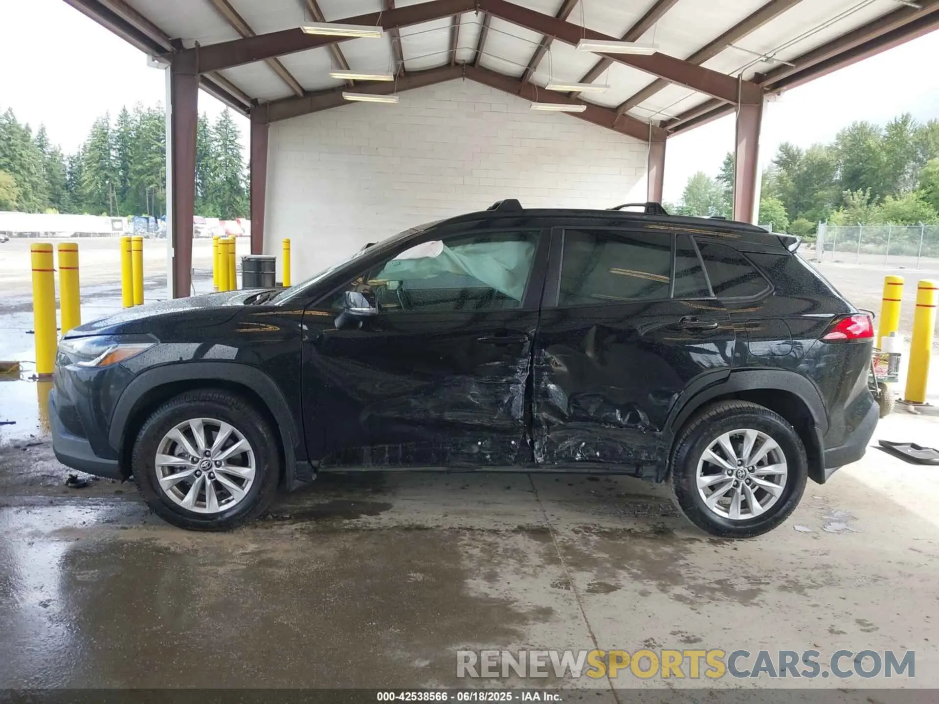 14 Photograph of a damaged car 7MUCAABG9PV051438 TOYOTA COROLLA CROSS 2023