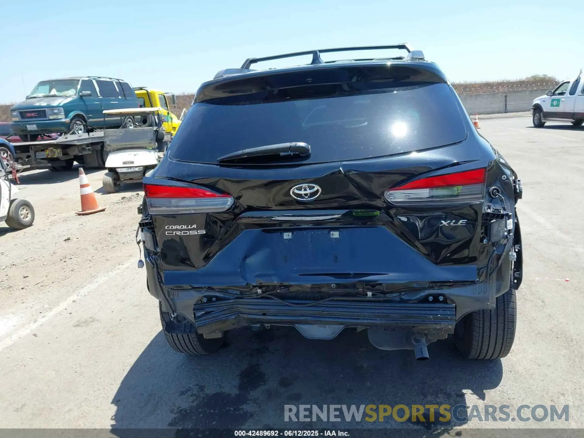 17 Photograph of a damaged car 7MUDAAAG3PV069634 TOYOTA COROLLA CROSS 2023