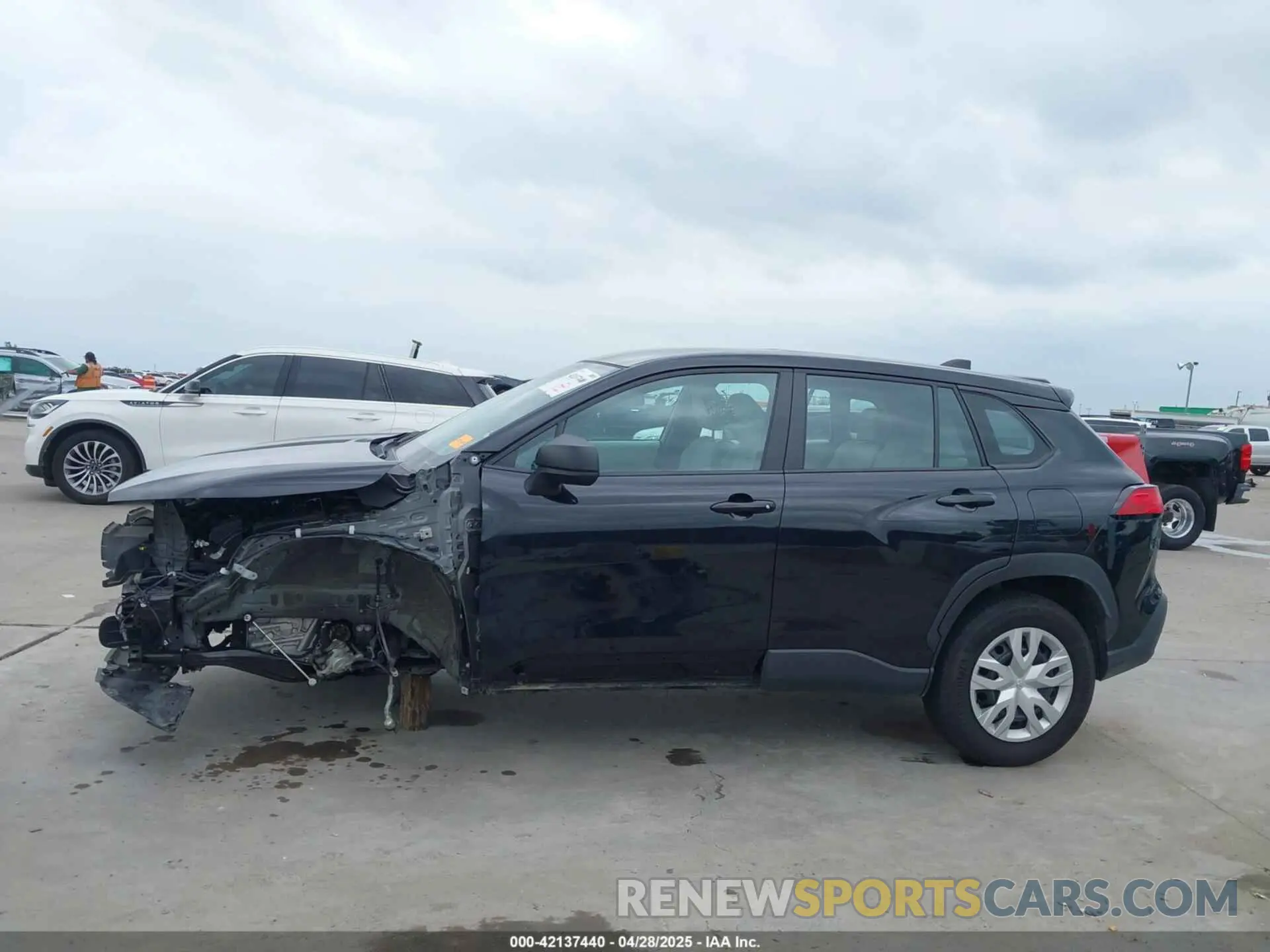 15 Photograph of a damaged car 7MUAAABG0RV084192 TOYOTA COROLLA CROSS 2024