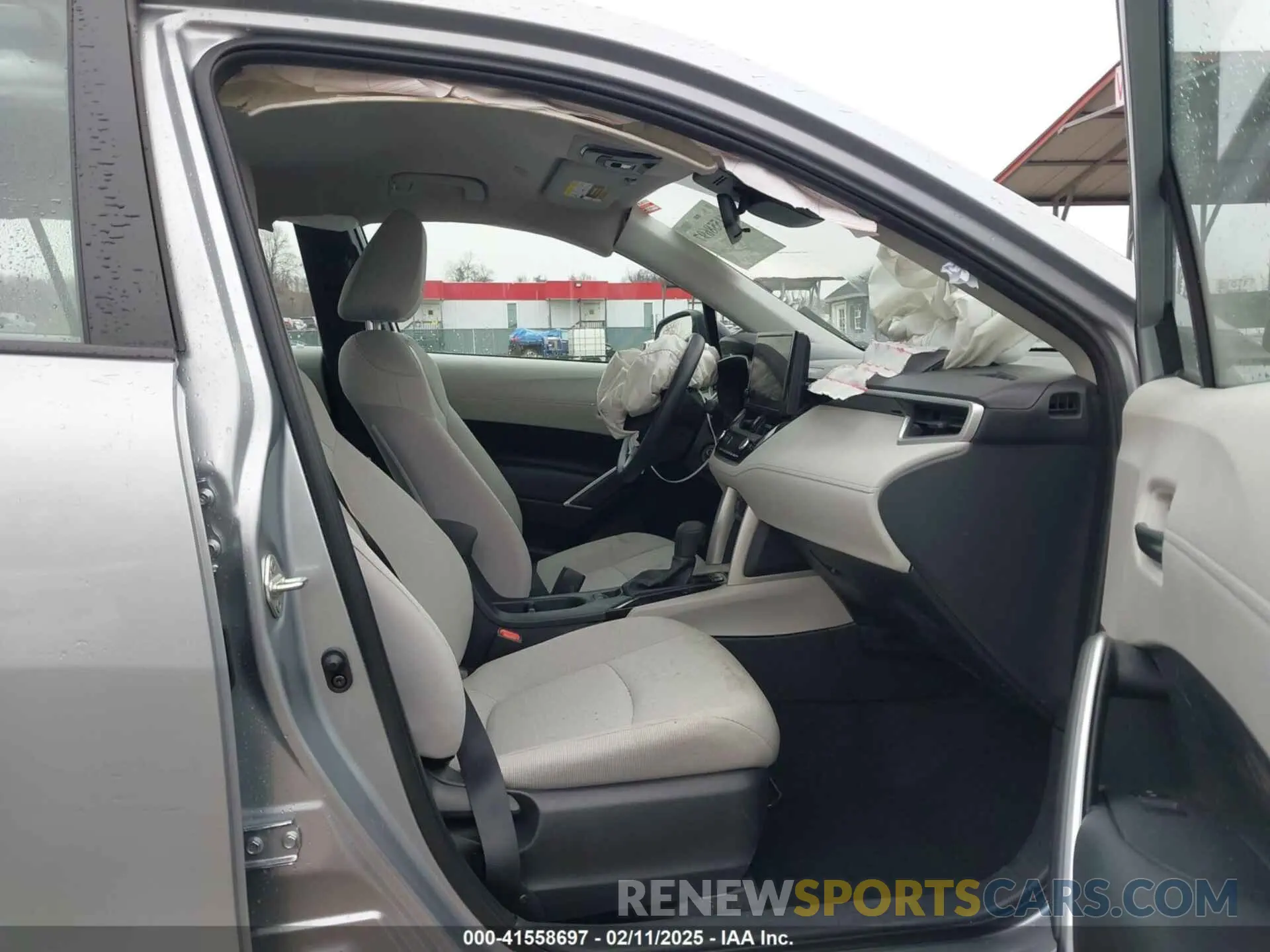 5 Photograph of a damaged car 7MUAAABGXRV107574 TOYOTA COROLLA CROSS 2024