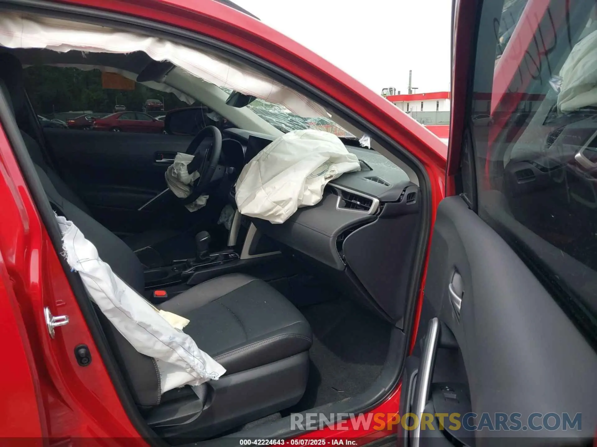 5 Photograph of a damaged car 7MUDAABG4RV119507 TOYOTA COROLLA CROSS 2024