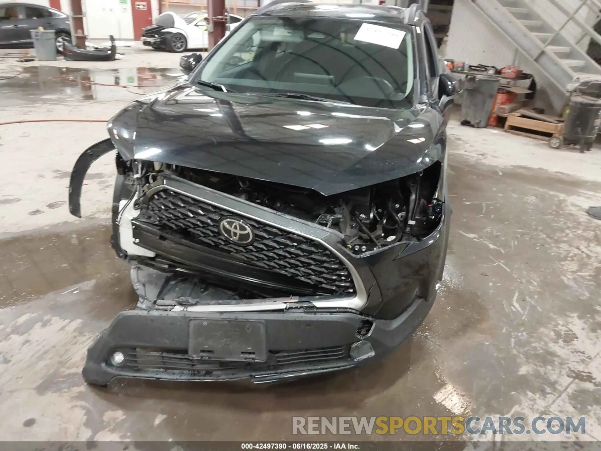 18 Photograph of a damaged car 7MUEAABG8RV083003 TOYOTA COROLLA CROSS 2024
