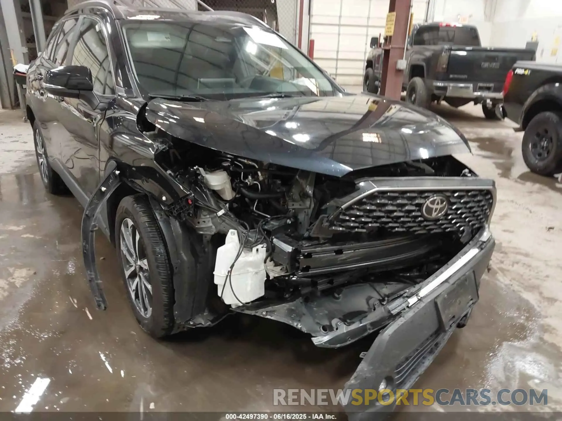 6 Photograph of a damaged car 7MUEAABG8RV083003 TOYOTA COROLLA CROSS 2024