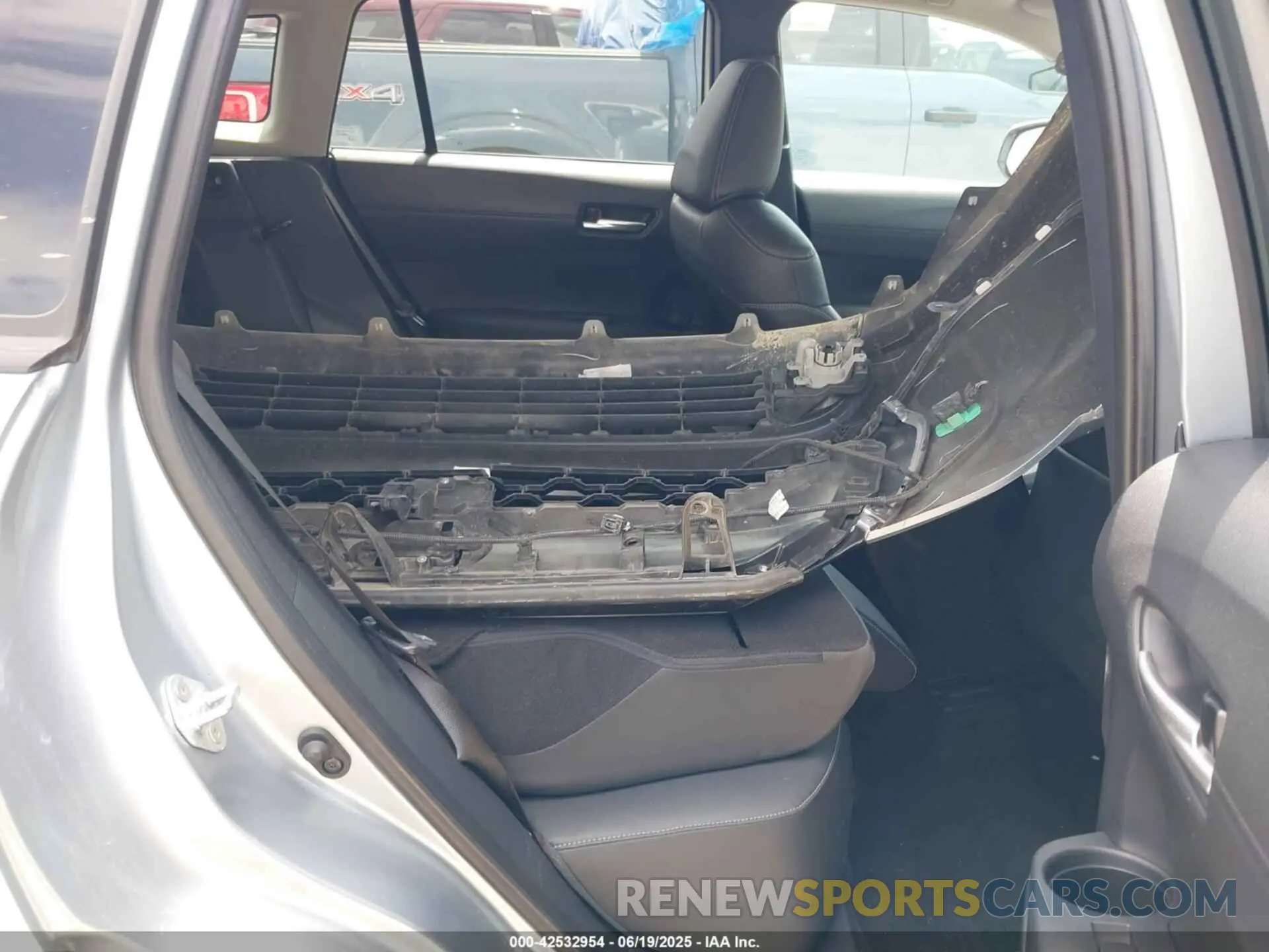 8 Photograph of a damaged car 7MUEAABG9RV080854 TOYOTA COROLLA CROSS 2024