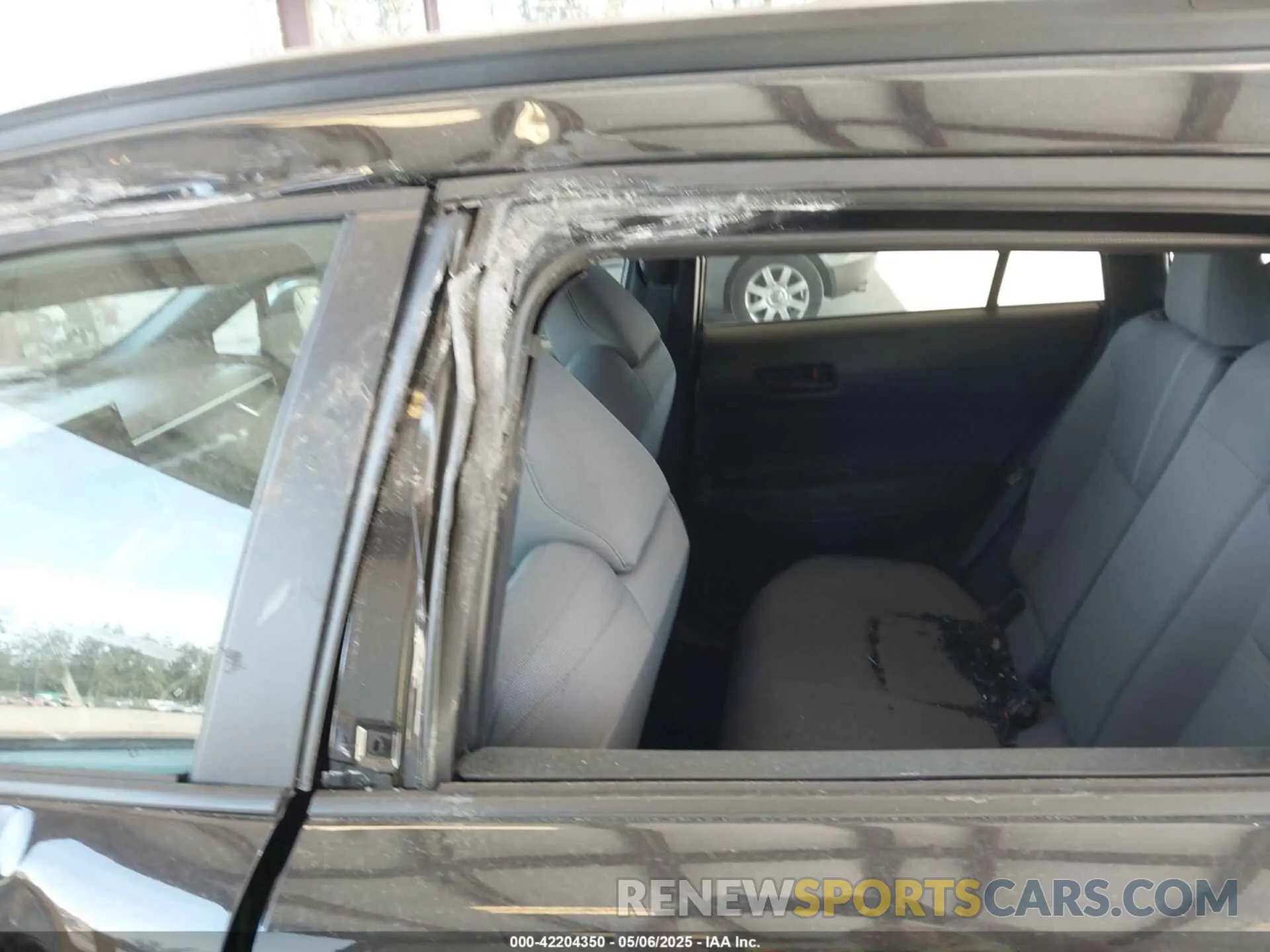 6 Photograph of a damaged car 7MUFBABG5RV026842 TOYOTA COROLLA CROSS HYBRID 2024