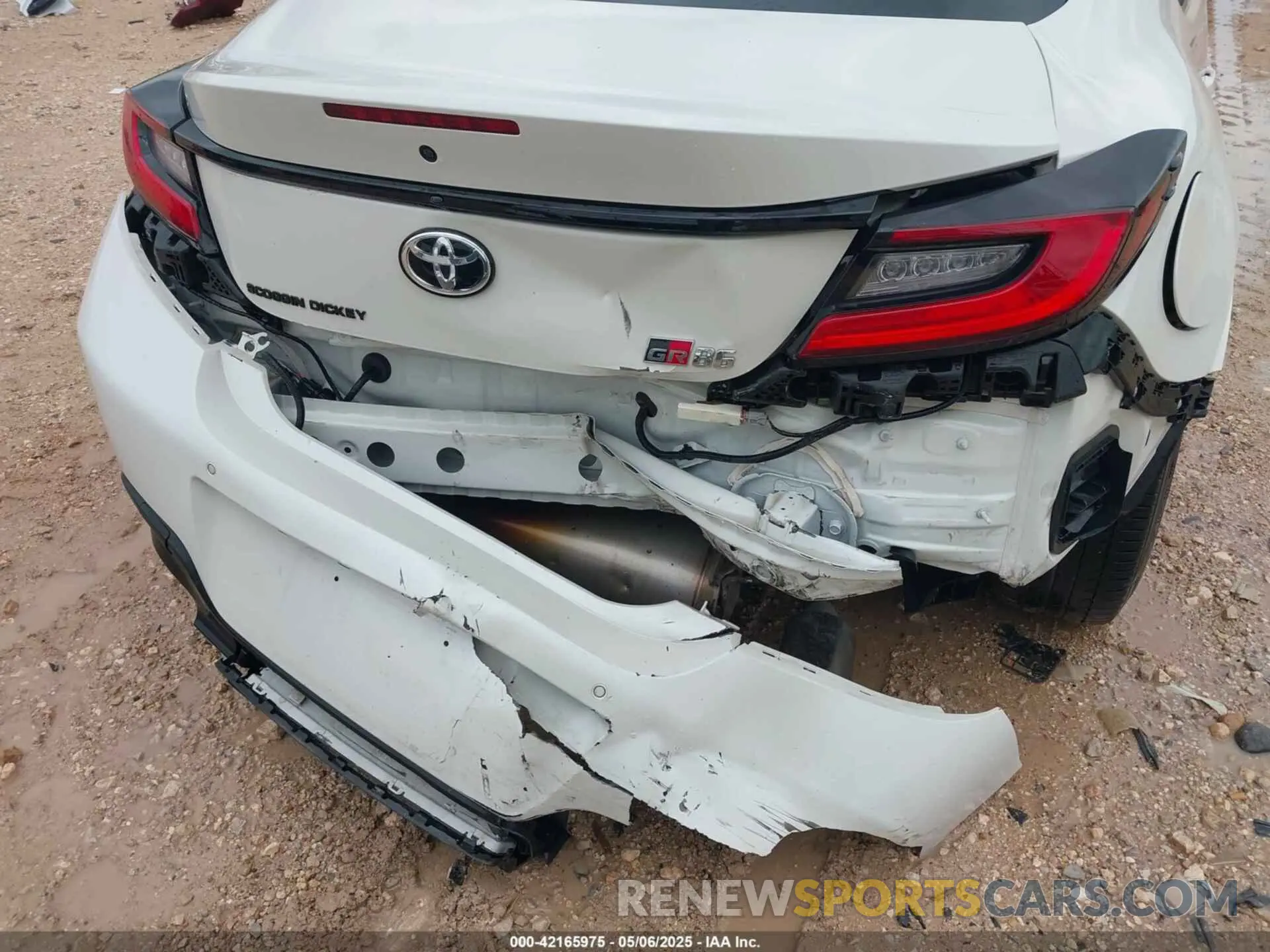 18 Photograph of a damaged car JF1ZNBC1XN8755650 TOYOTA GR86 2022