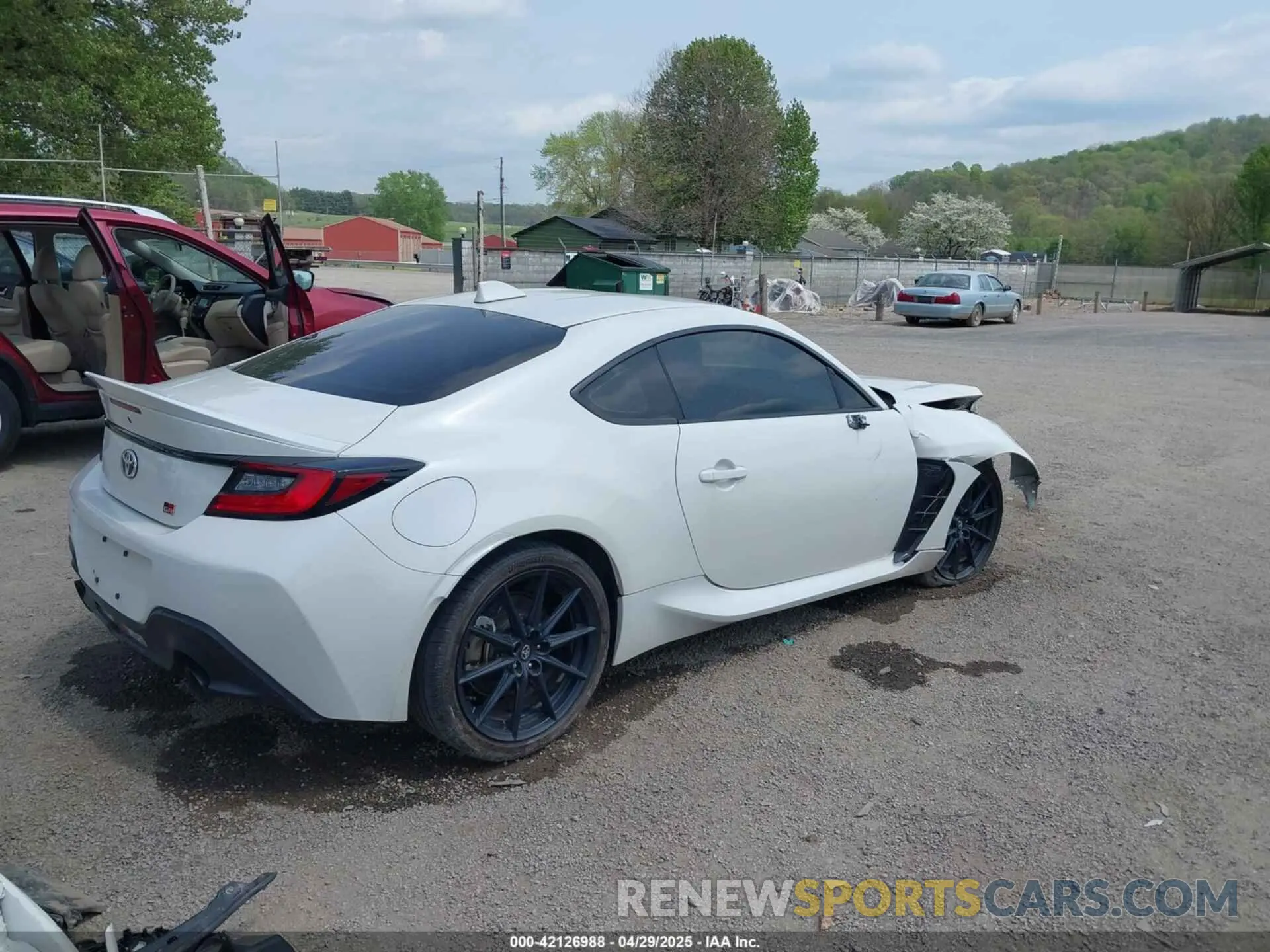 4 Фотография поврежденного автомобиля JF1ZNBE12P9756981 TOYOTA GR86 2023