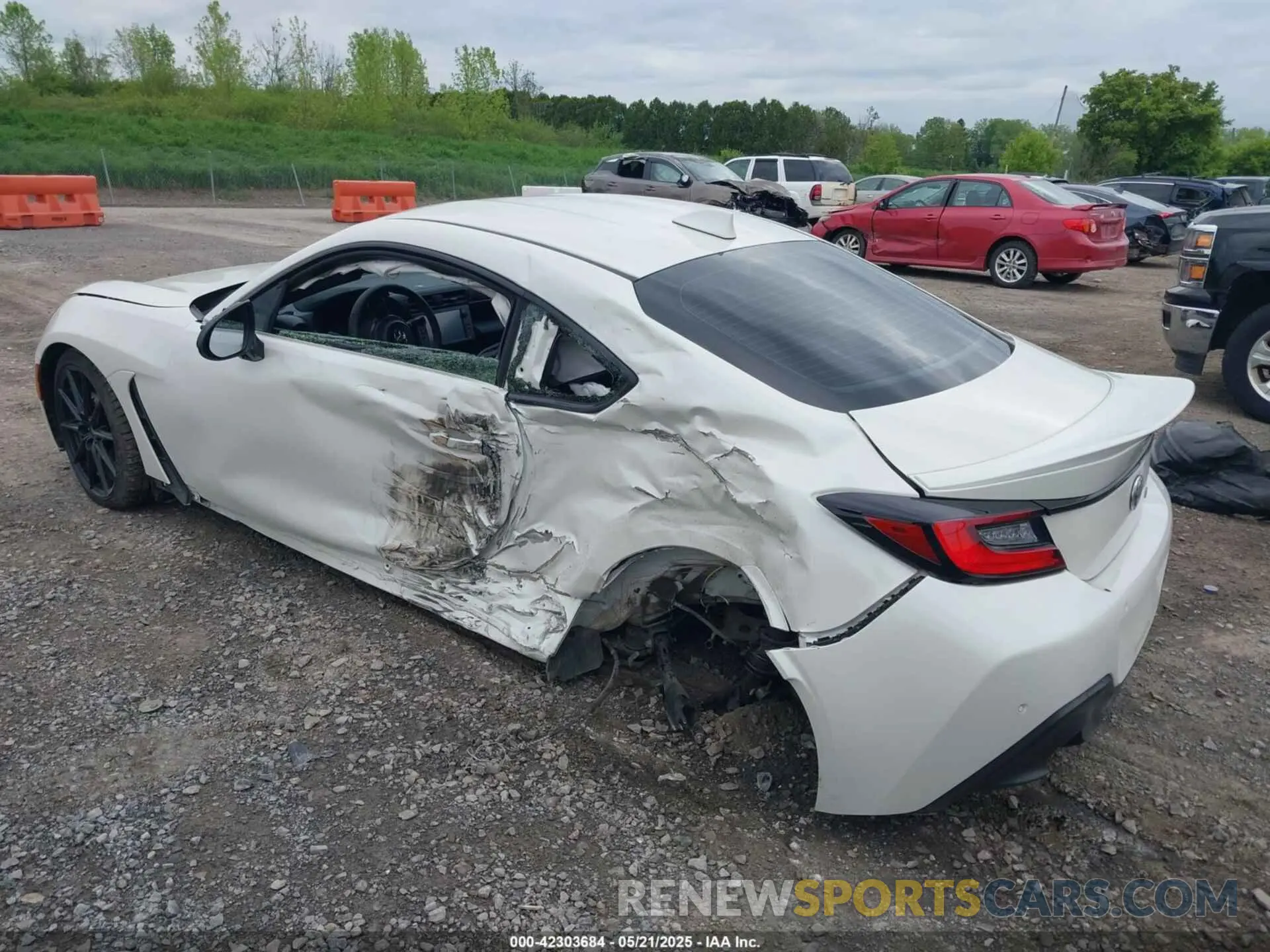 3 Фотография поврежденного автомобиля JF1ZNBE13R8758585 TOYOTA GR86 2024