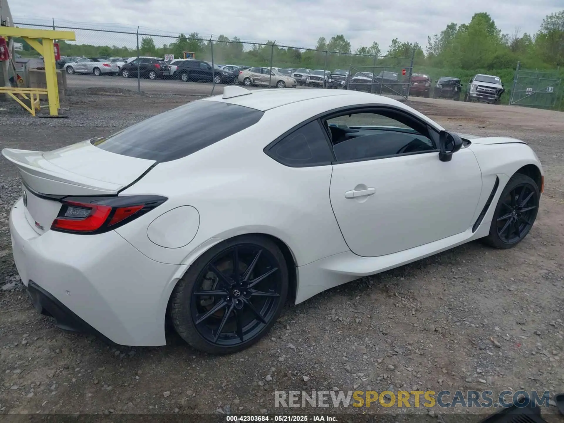 4 Фотография поврежденного автомобиля JF1ZNBE13R8758585 TOYOTA GR86 2024