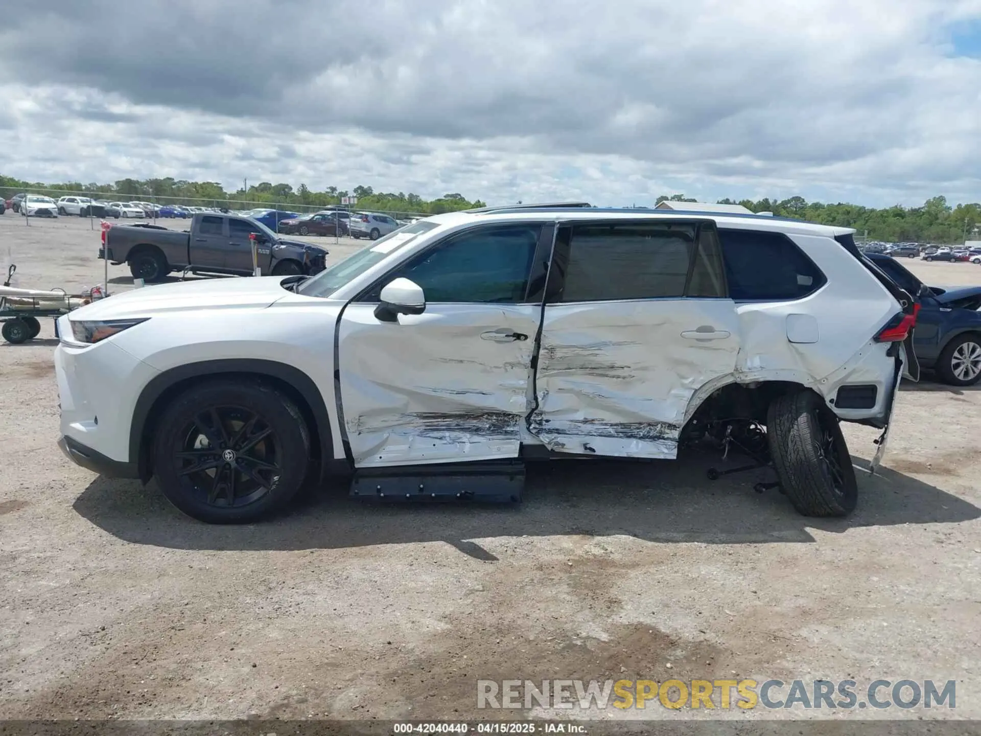 13 Photograph of a damaged car 5TDAAAB51RS041196 TOYOTA GRAND HIGHLANDER 2024