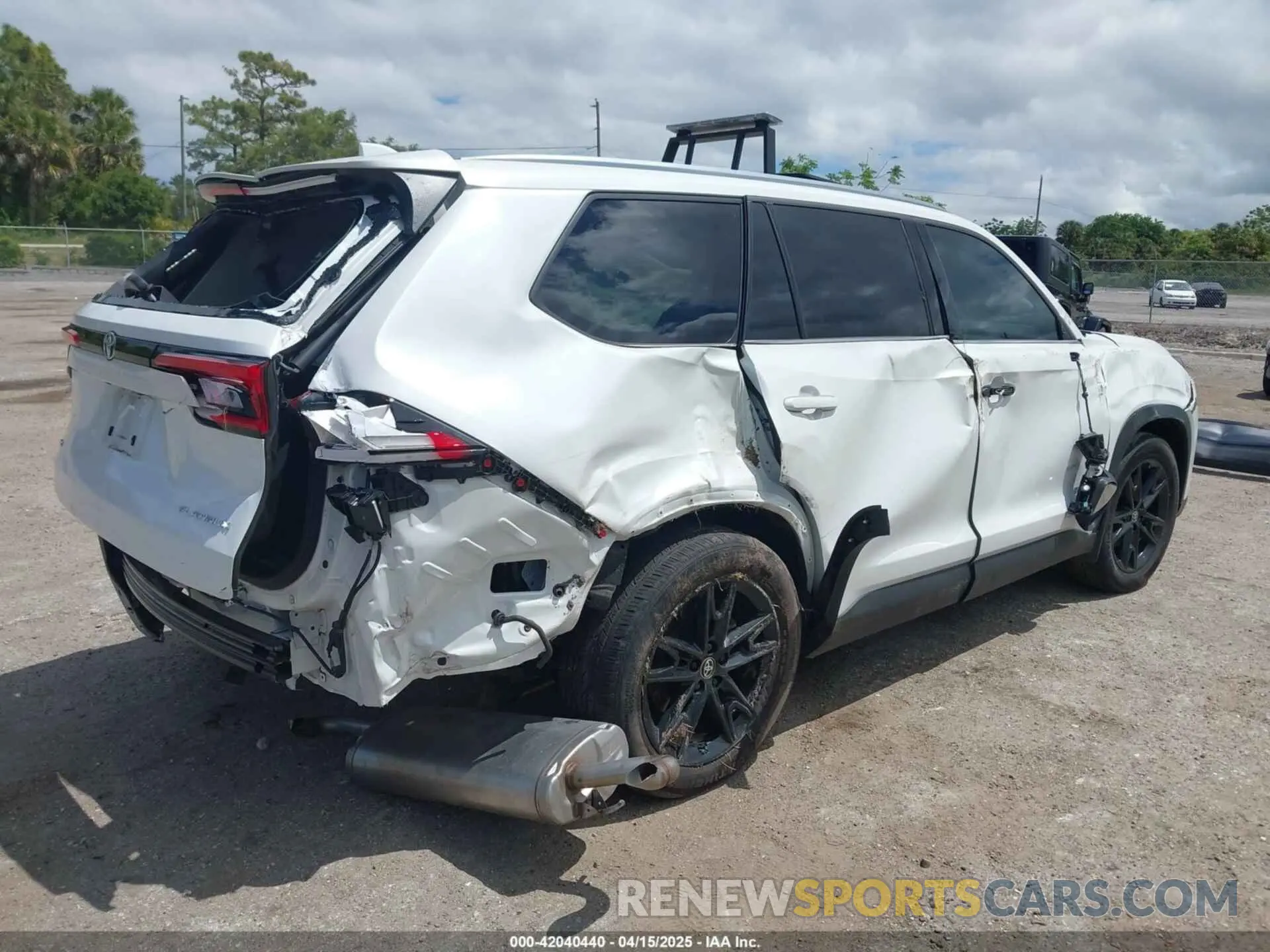 4 Photograph of a damaged car 5TDAAAB51RS041196 TOYOTA GRAND HIGHLANDER 2024