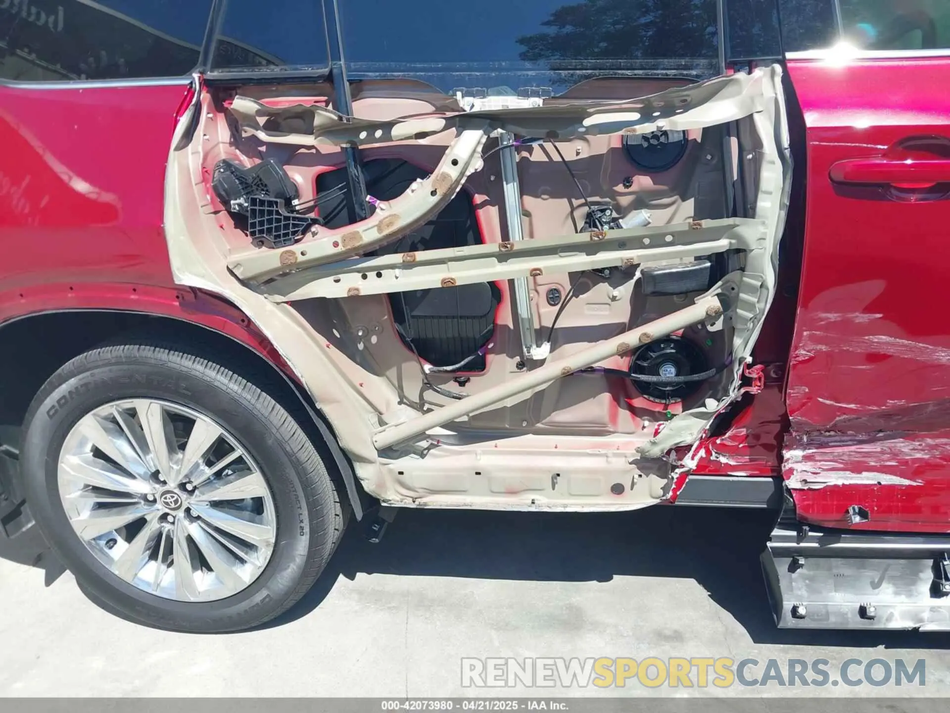 17 Photograph of a damaged car 5TDAAAB59RS057307 TOYOTA GRAND HIGHLANDER 2024