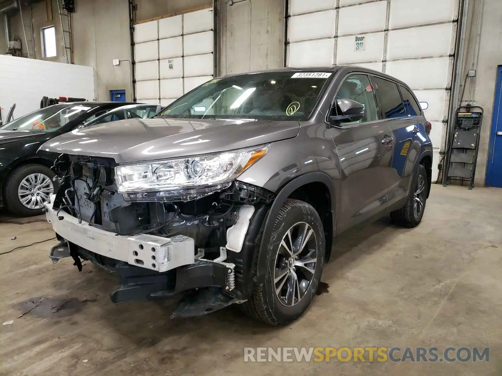 2 Фотография поврежденного автомобиля 5TDBZRFH0KS701637 TOYOTA HIGHLANDER 2019