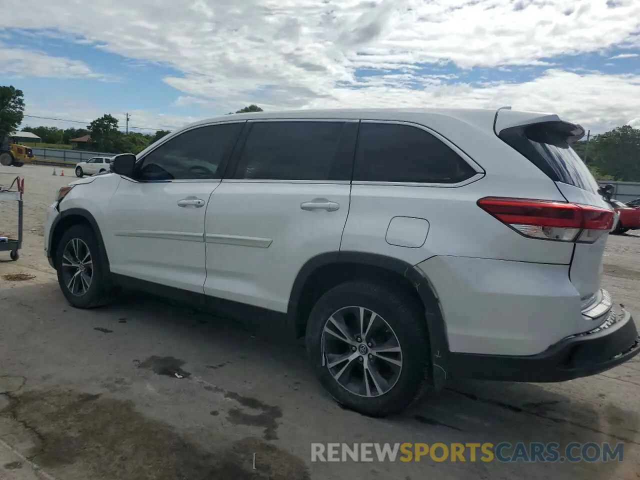 2 Photograph of a damaged car 5TDBZRFH0KS725596 TOYOTA HIGHLANDER 2019