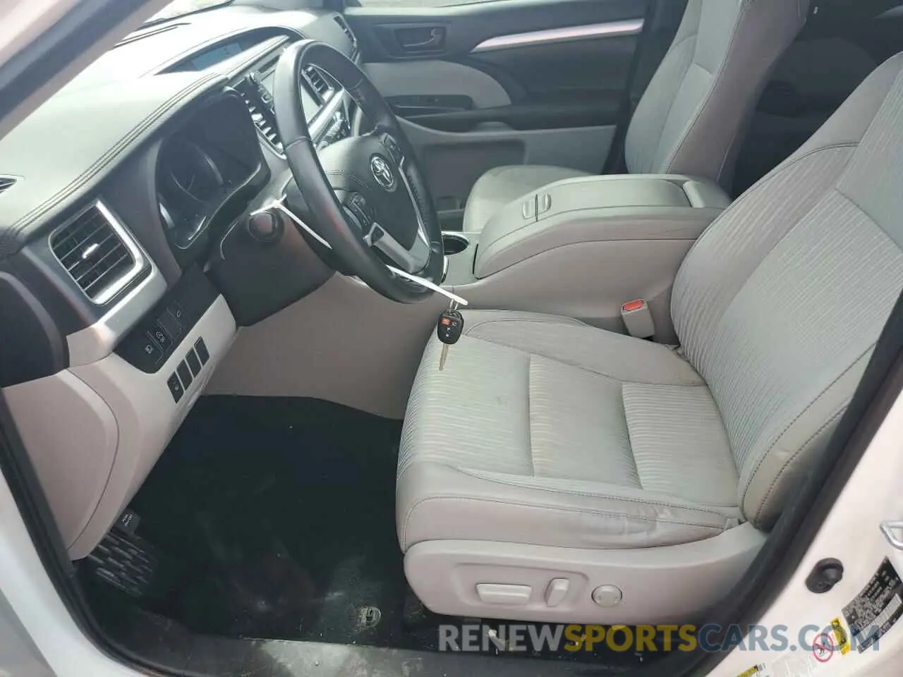 7 Photograph of a damaged car 5TDBZRFH0KS725596 TOYOTA HIGHLANDER 2019