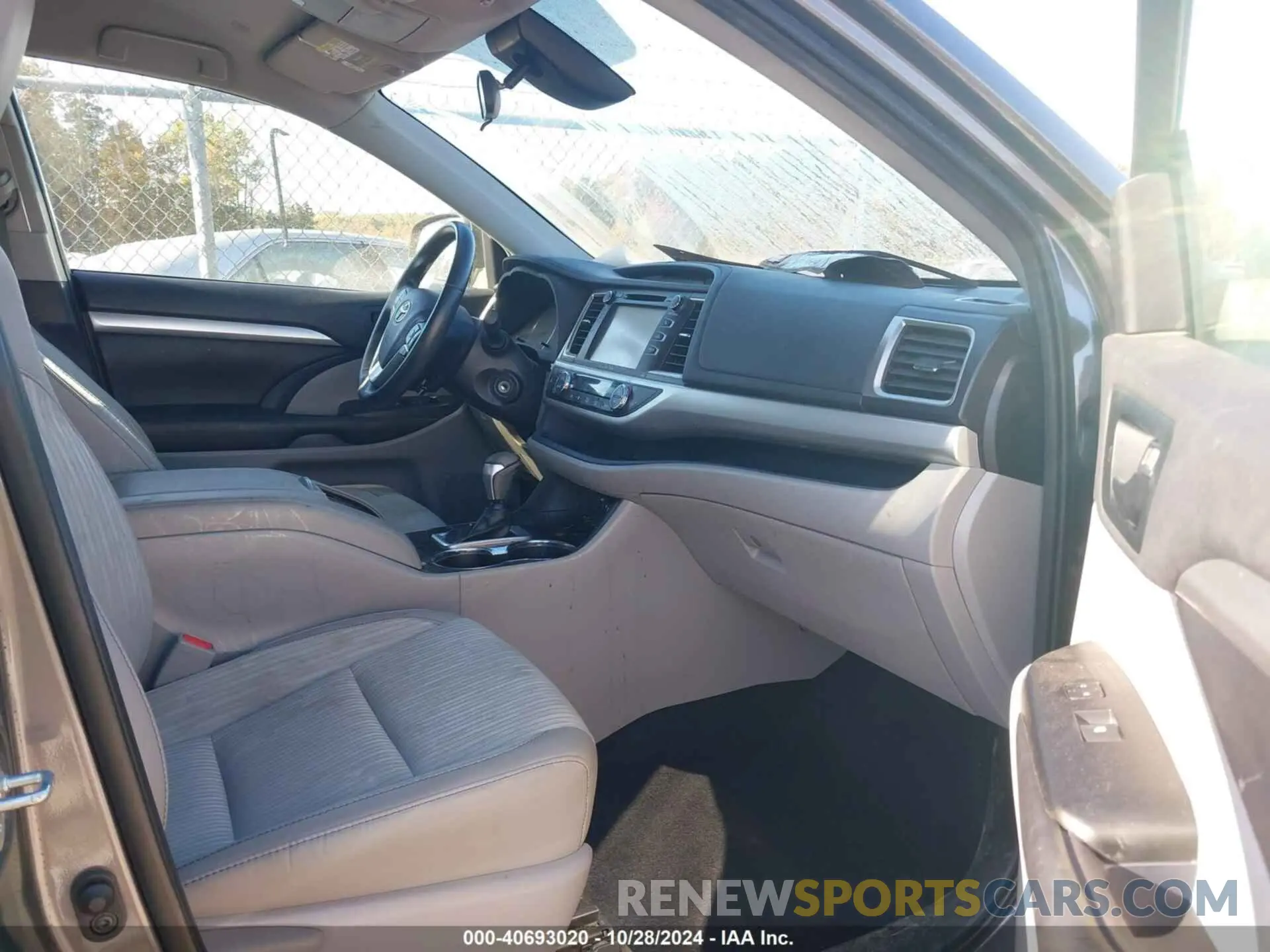 5 Photograph of a damaged car 5TDBZRFH0KS730099 TOYOTA HIGHLANDER 2019