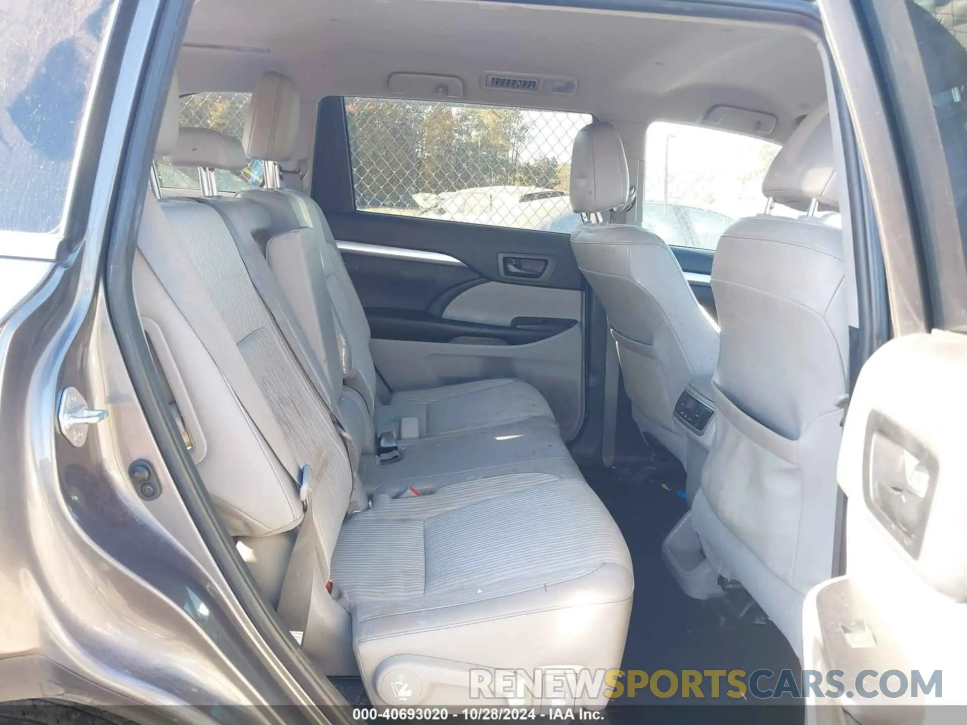 8 Photograph of a damaged car 5TDBZRFH0KS730099 TOYOTA HIGHLANDER 2019