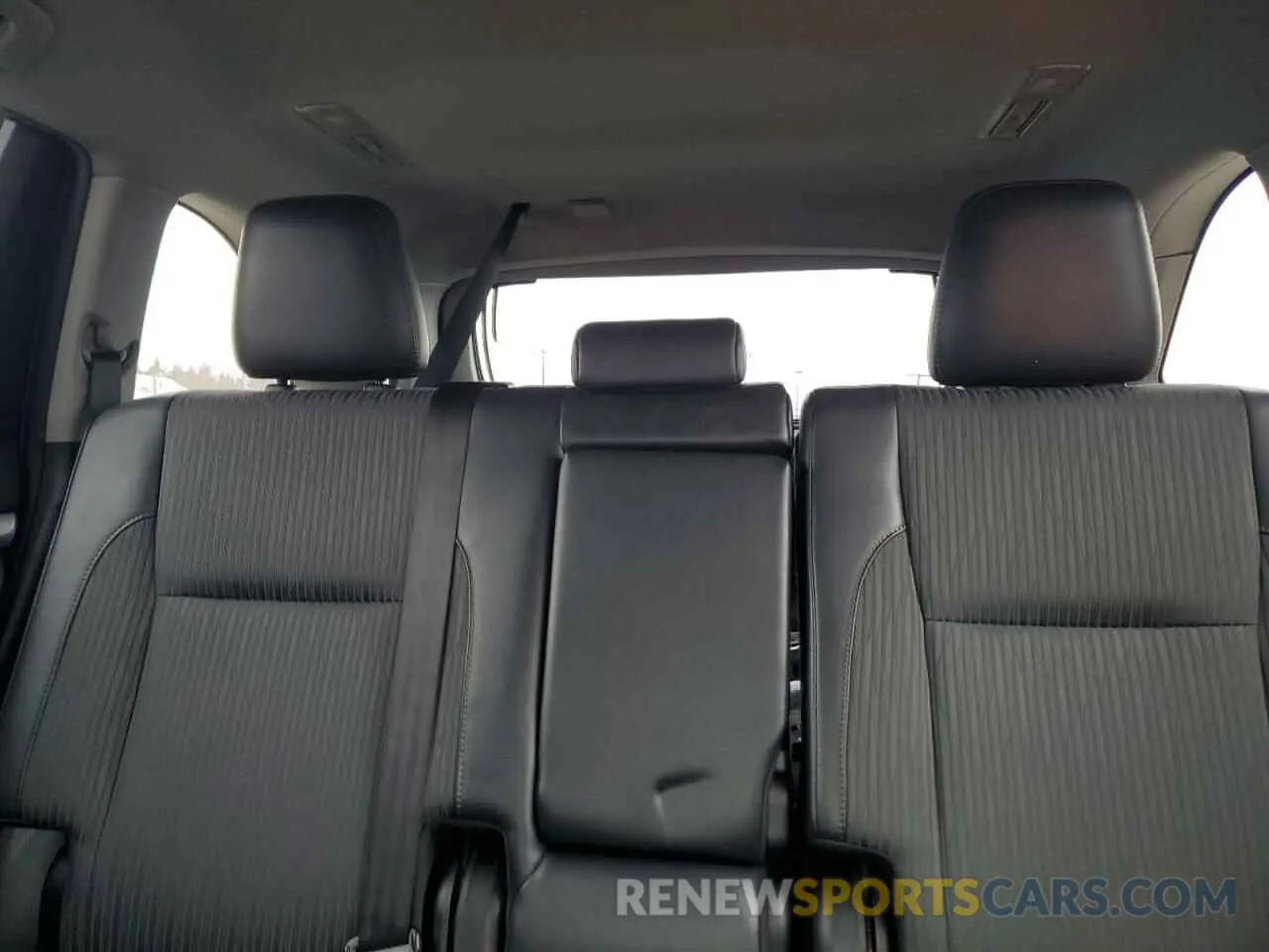10 Photograph of a damaged car 5TDBZRFH0KS731284 TOYOTA HIGHLANDER 2019