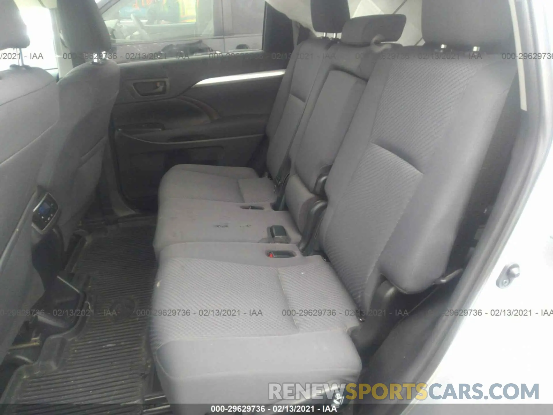 8 Photograph of a damaged car 5TDBZRFH0KS738526 TOYOTA HIGHLANDER 2019