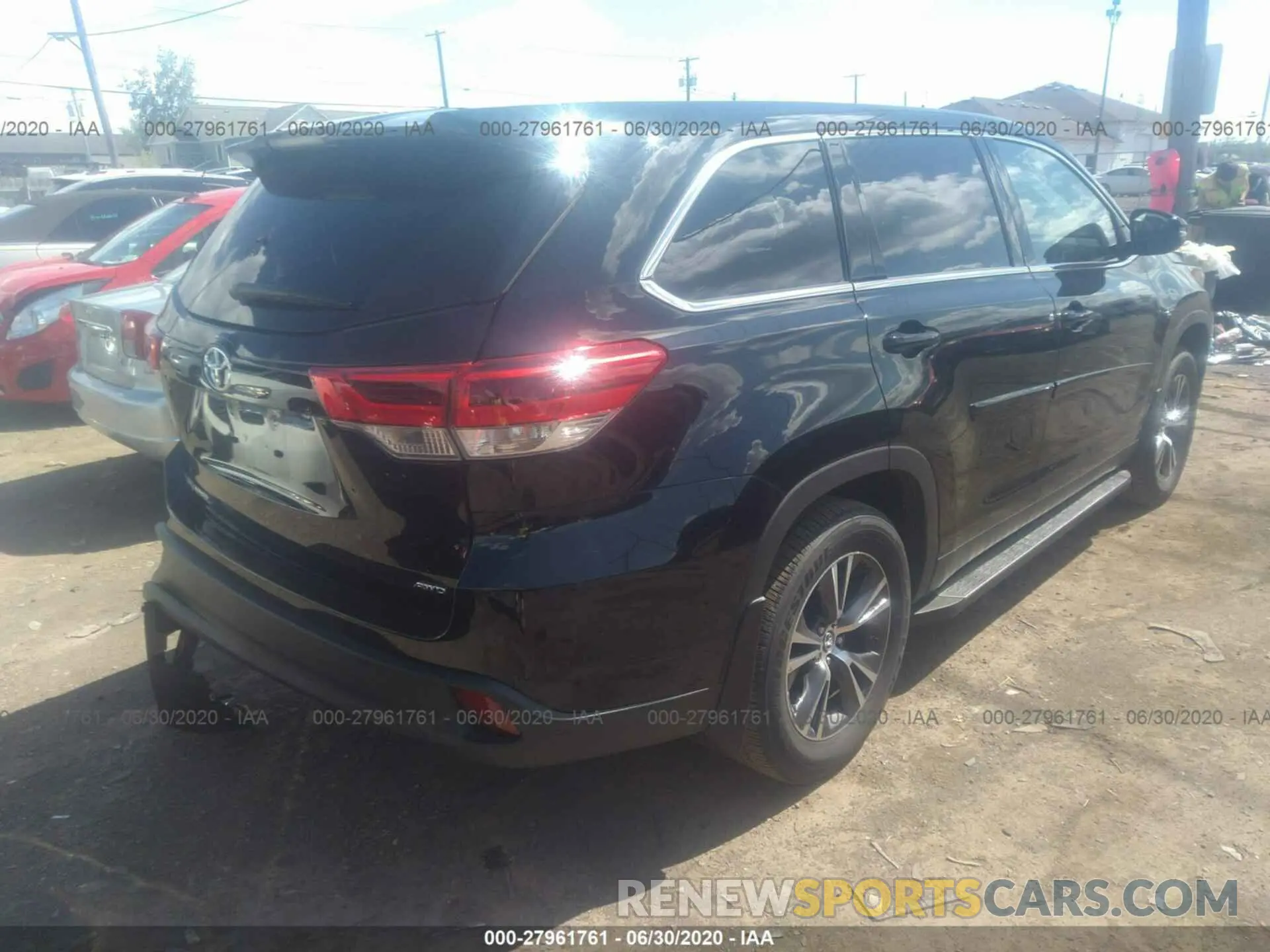 4 Photograph of a damaged car 5TDBZRFH0KS738672 TOYOTA HIGHLANDER 2019