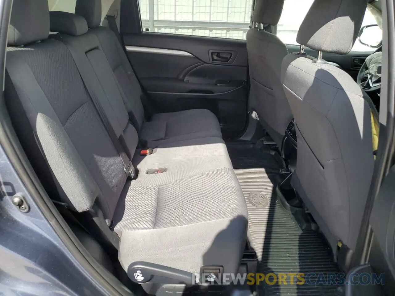 10 Photograph of a damaged car 5TDBZRFH0KS978594 TOYOTA HIGHLANDER 2019