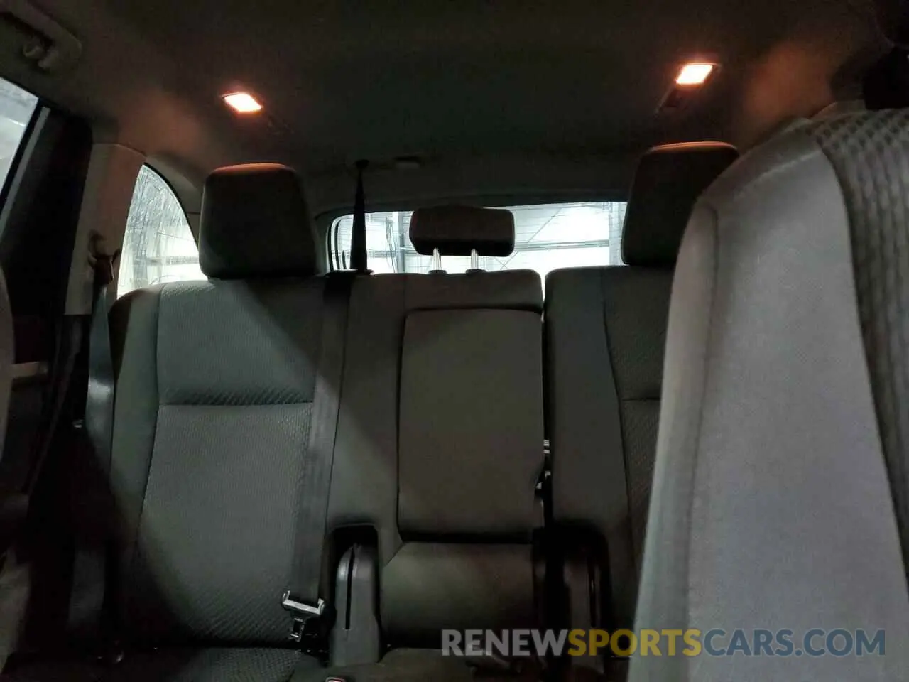10 Photograph of a damaged car 5TDBZRFH0KS988042 TOYOTA HIGHLANDER 2019