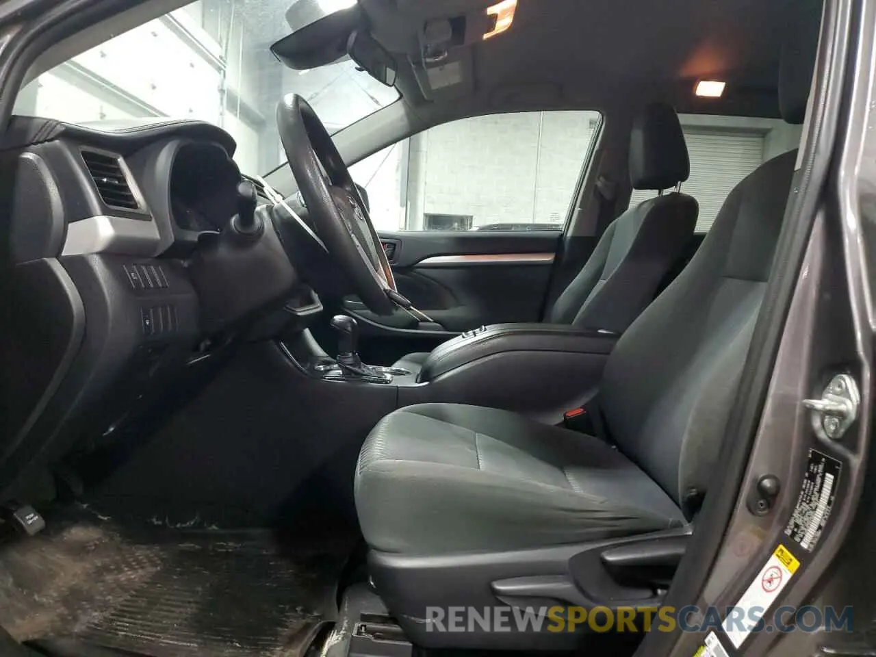 7 Photograph of a damaged car 5TDBZRFH0KS988042 TOYOTA HIGHLANDER 2019