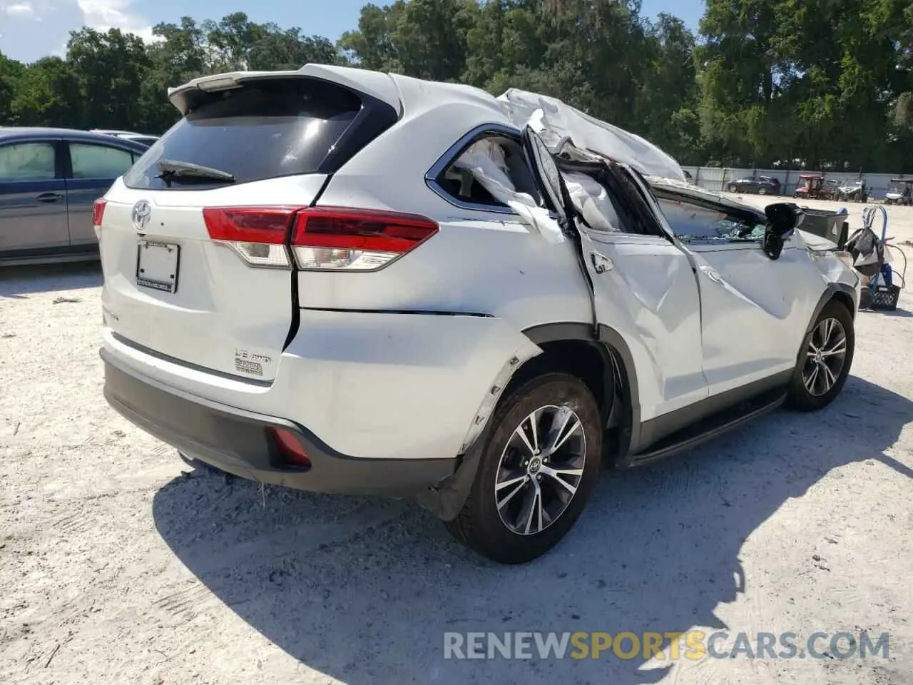 4 Photograph of a damaged car 5TDBZRFH0KS993385 TOYOTA HIGHLANDER 2019