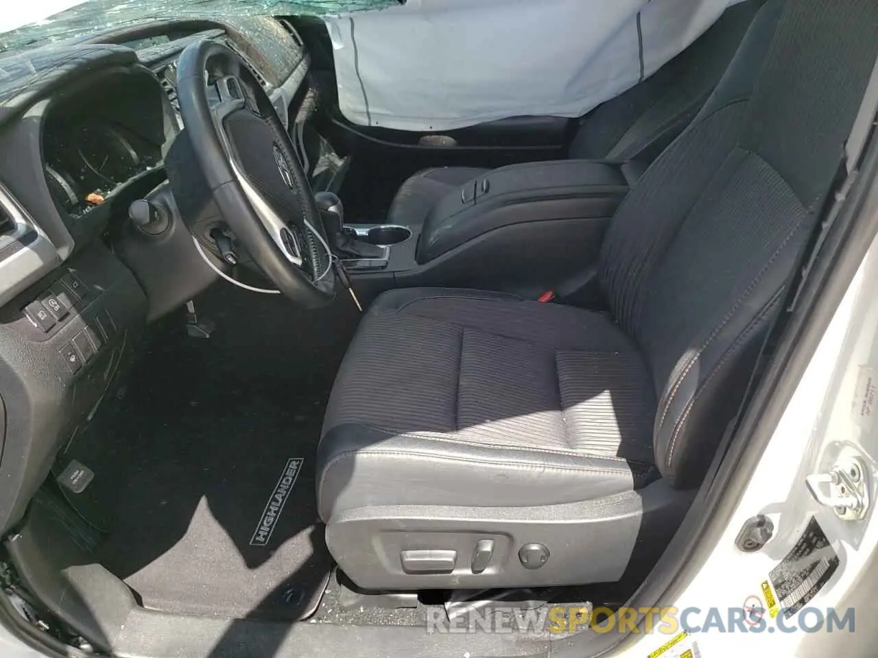 5 Photograph of a damaged car 5TDBZRFH0KS993385 TOYOTA HIGHLANDER 2019